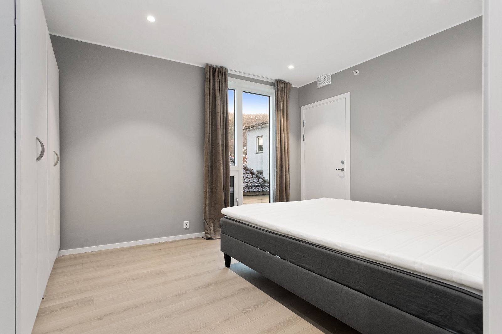 Hovedsoverommet har dobbeltseng, dobbelt garderobe og innvendig bod Galleribilde