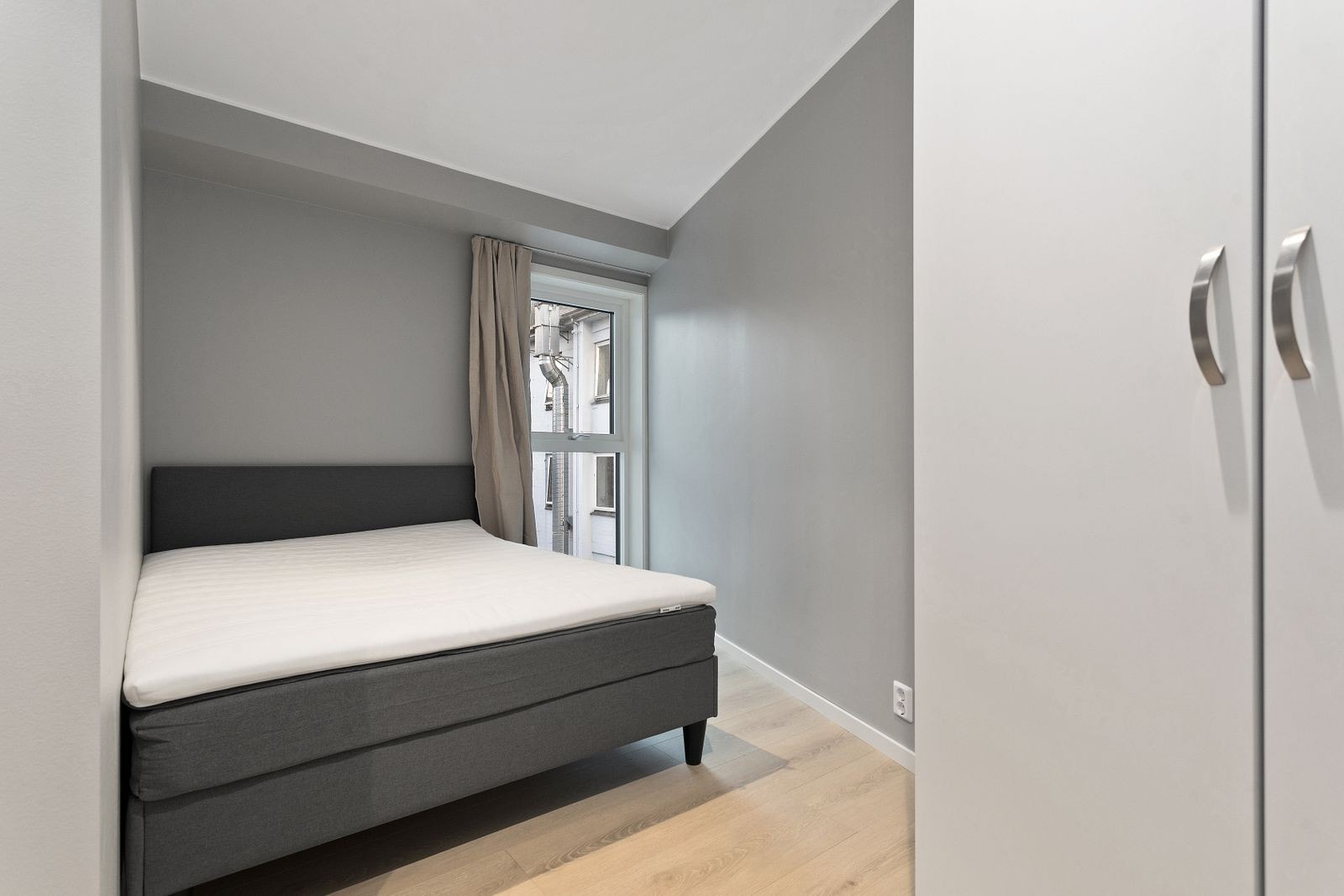 Soverom nummer tre med dobbeltseng og garderobe Galleribilde