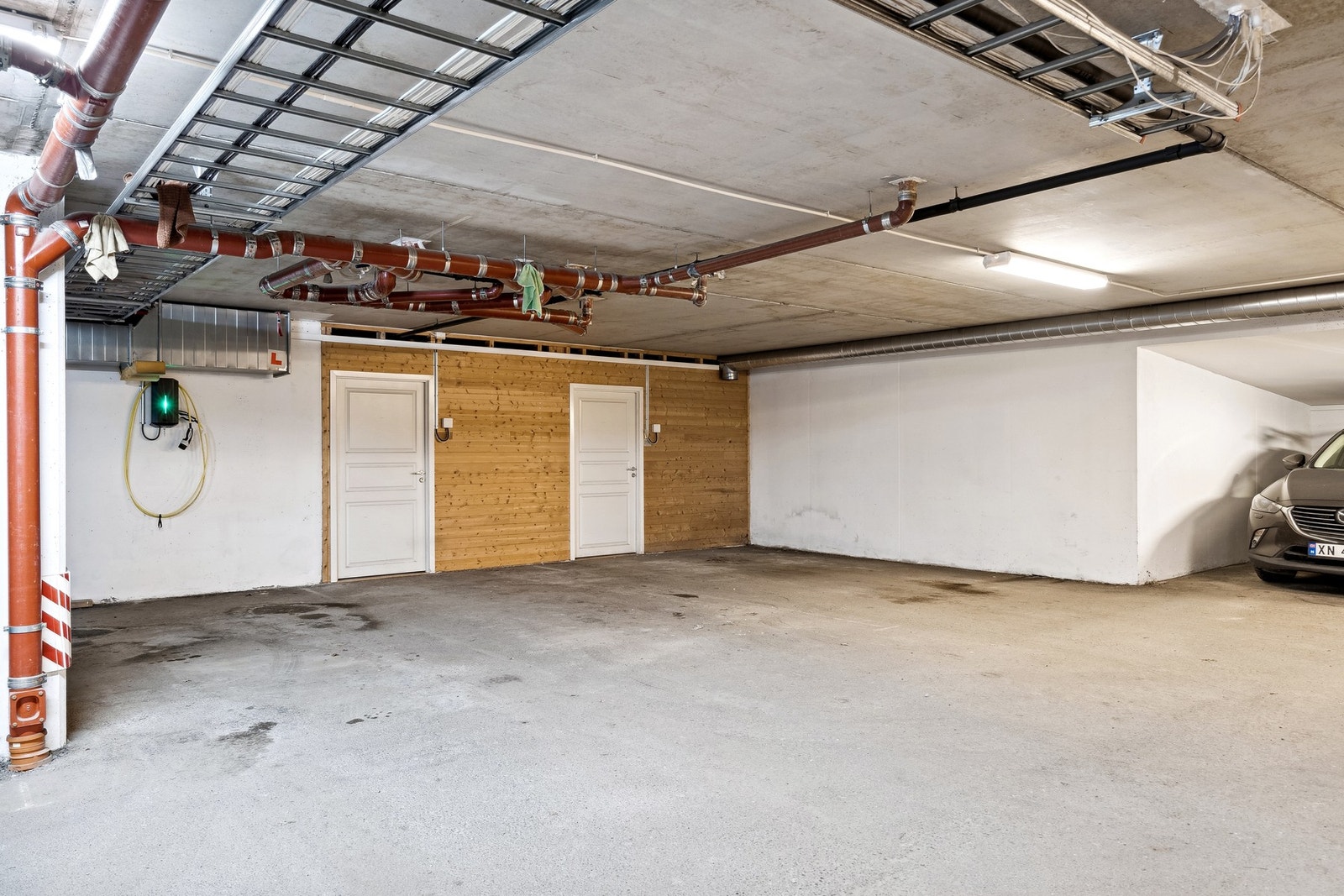 Det er fast parkeringsplass og sportsbod i kjelleren. Galleribilde