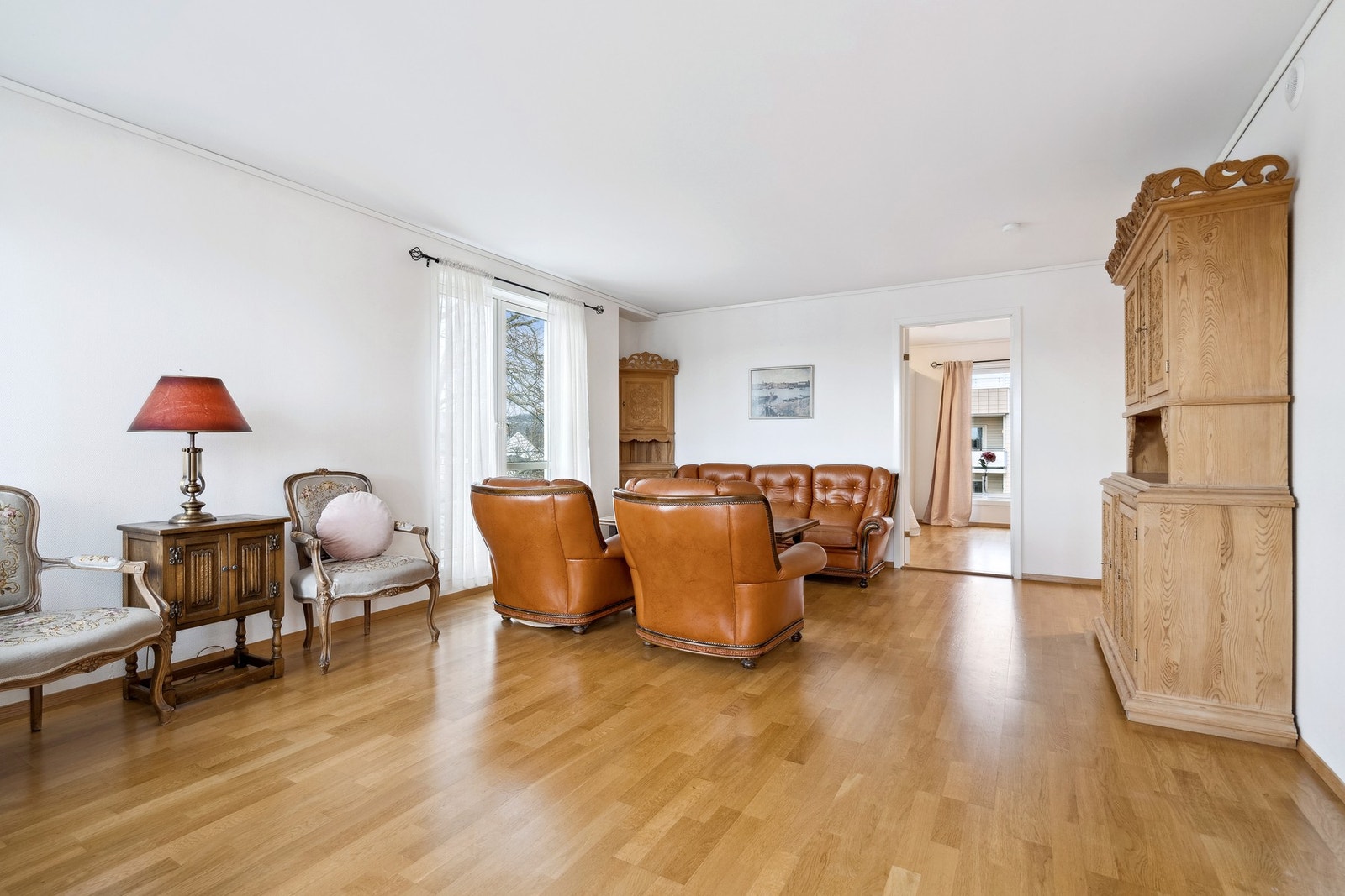 Stue er på 22,6 kvm og har parkett på gulv og malt strie på vegger samt malt betonghimling. Galleribilde