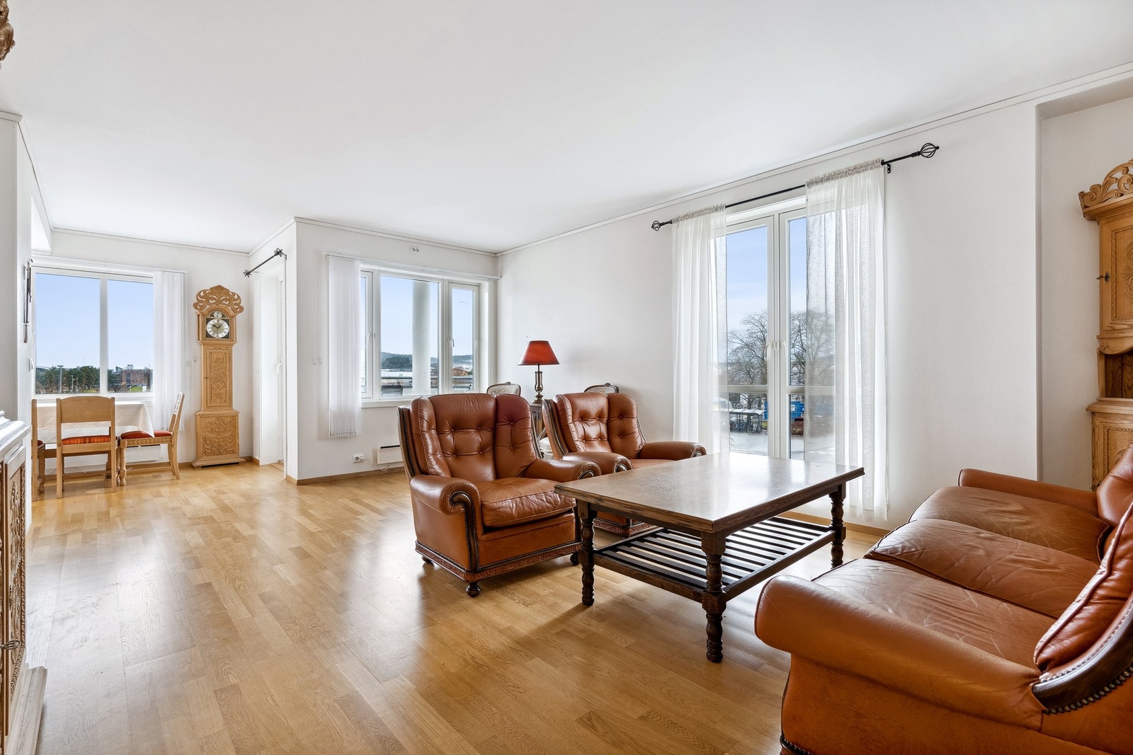 Lys og romslig stue med mye naturlig belysning. Galleribilde