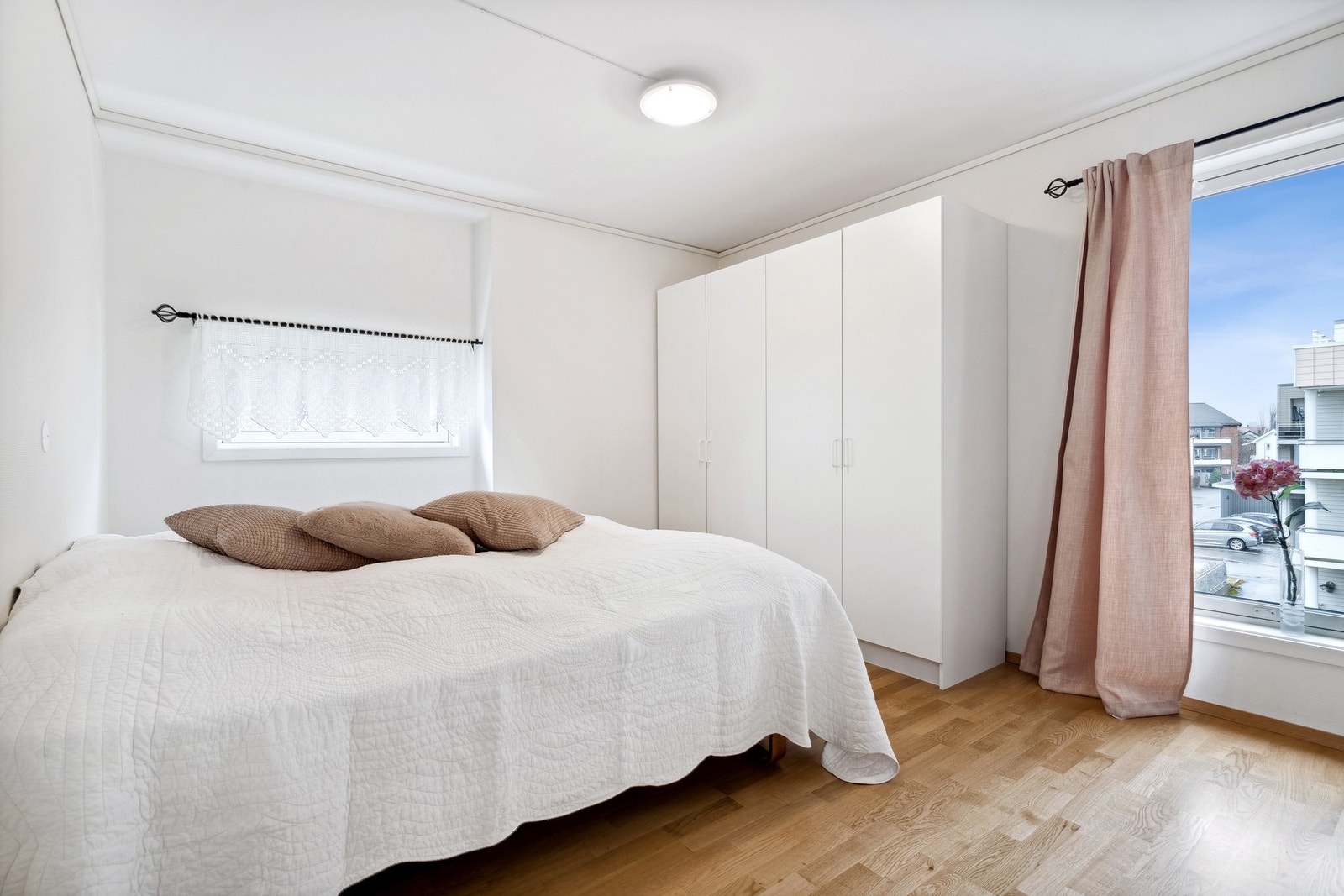 Rikelig med naturlig lysinnslipp mpt. vinduer. Galleribilde