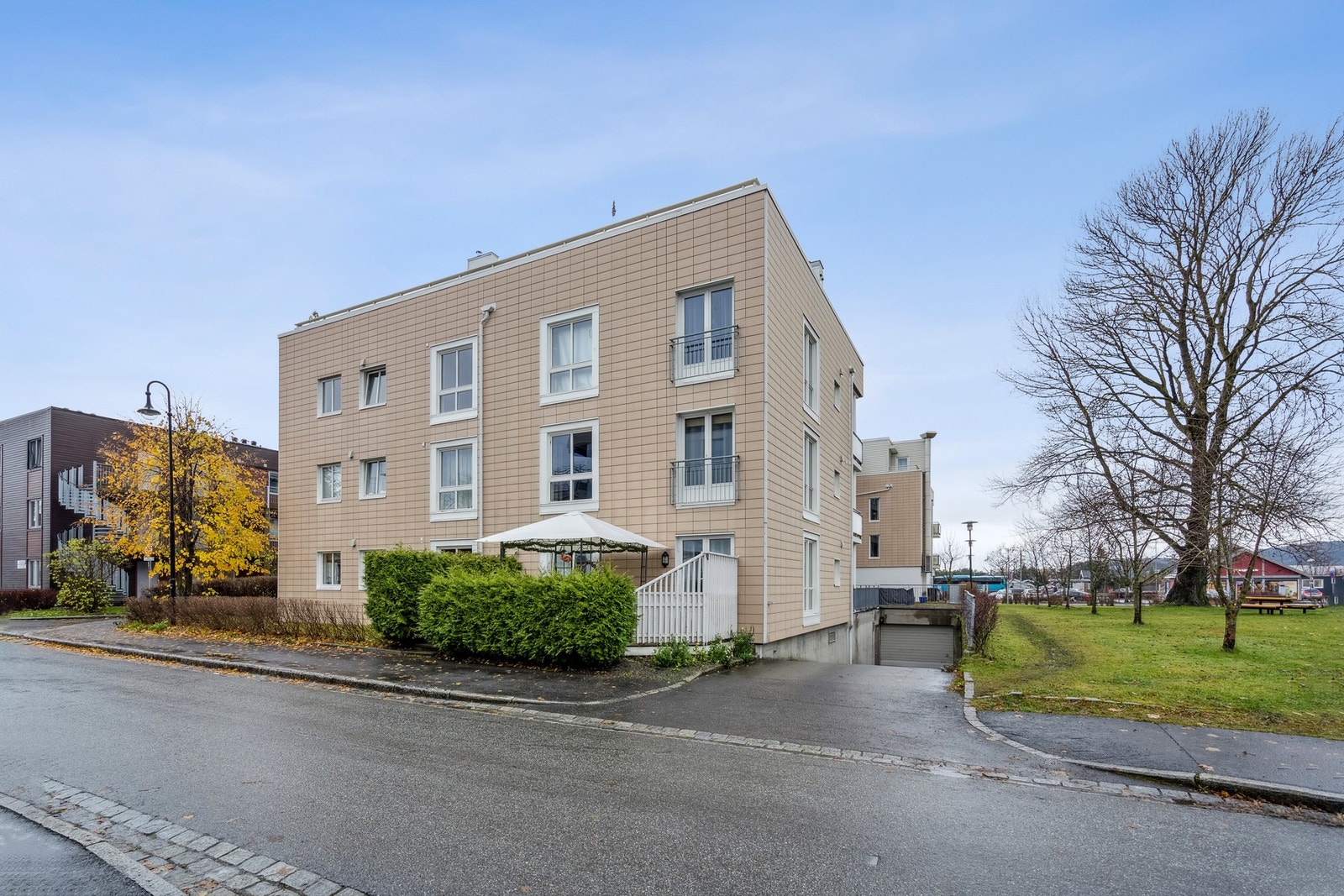 Nedkjørsel til parkeringskjelleren fra Wergelandsvegen. Galleribilde