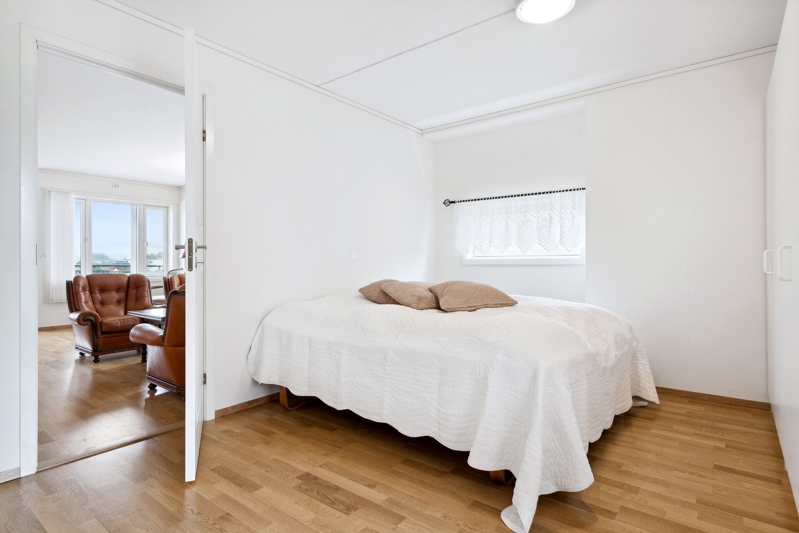 Romslig soverom på hele 14,5 kvm. Galleribilde