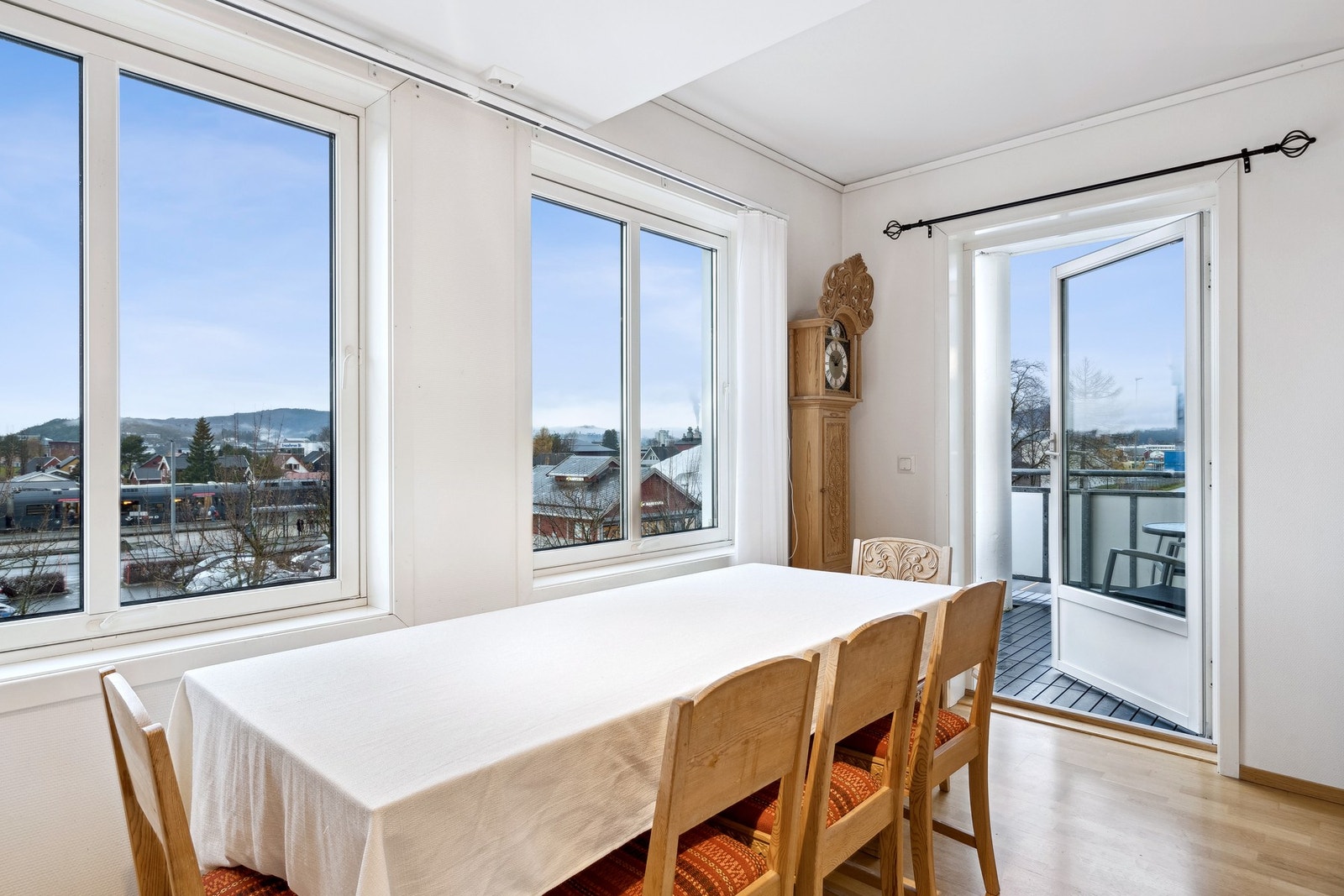 Fra kjøkkenet har man utgang til balkongen. Galleribilde