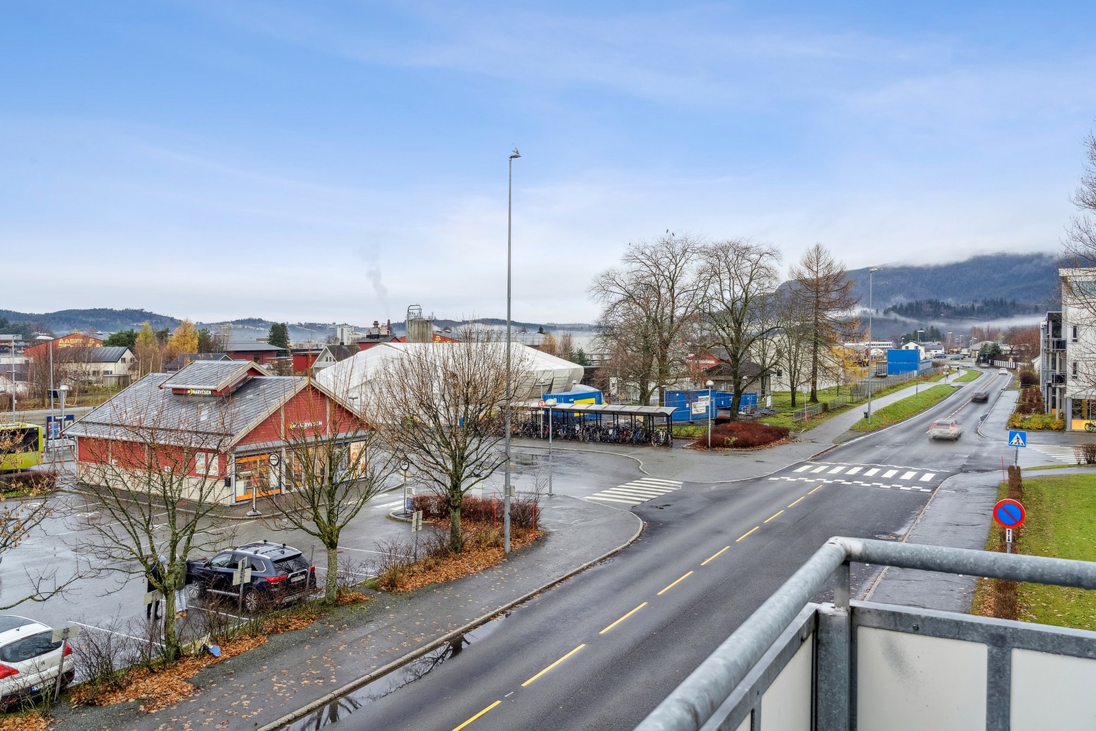 Utsikt mot Innherredsvegen og togstasjon fra balkong. Galleribilde