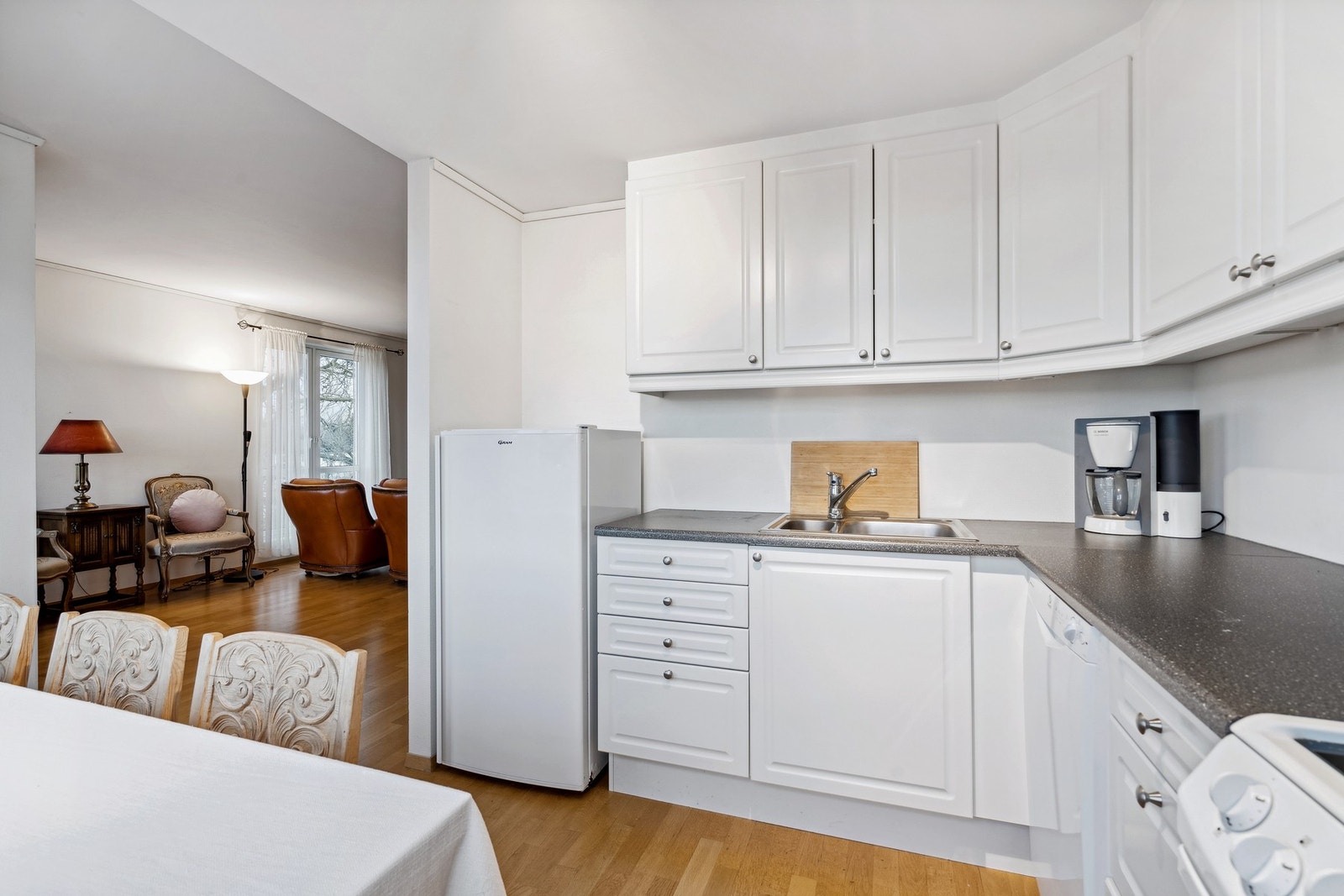 Kjøkkenet har innredning med avtrekksvifte og frittstående kjøleskap, oppvaskmaskin og stekeovn. Galleribilde