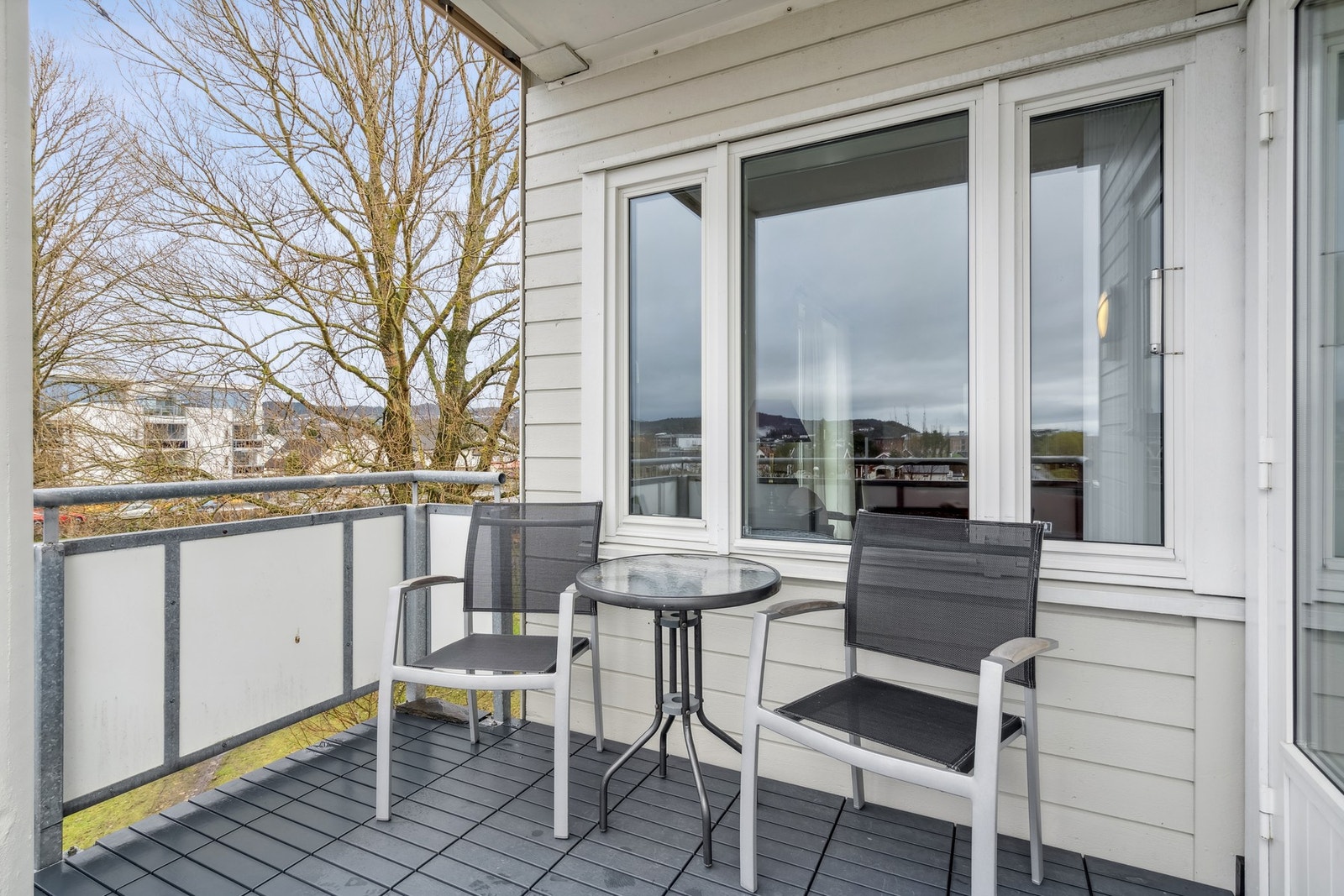 Sør-/vestvendt balkong på 6,7 kvm. Galleribilde