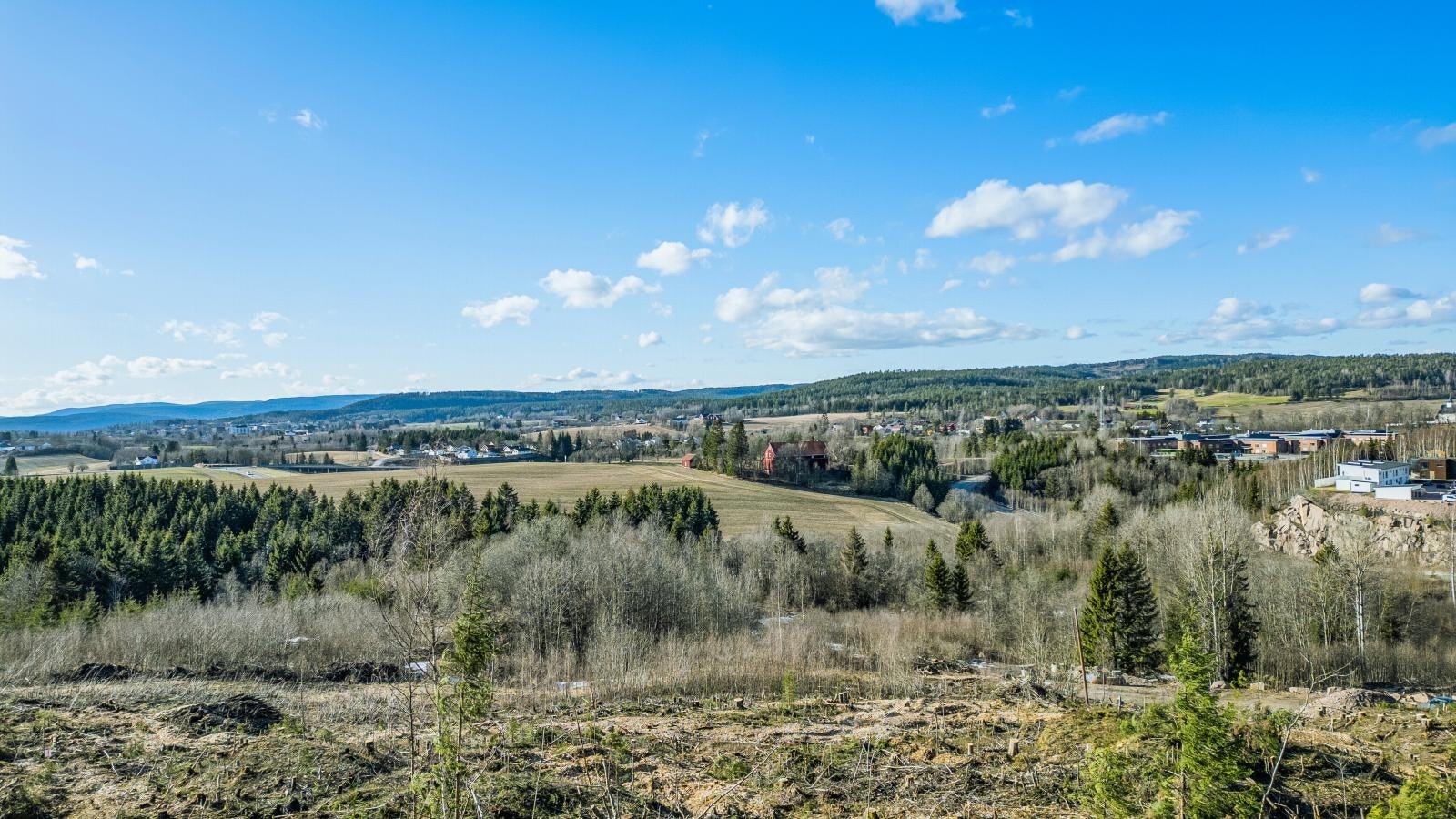 Tomtene byr på nydelig utsikt og spesielt gode solforhold. Galleribilde