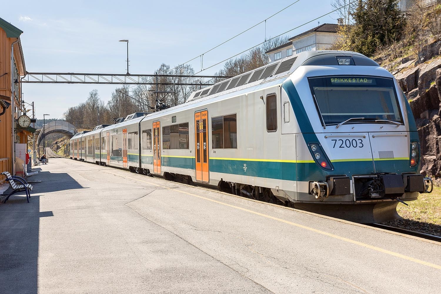 Røyken sentrum med togstasjon ligger kun noen få minutter unna. Med tog er det miljøvennlig og raskt å pendle mellom Røyken og sentrale stasjoner som Asker, Lysaker og Oslo! Galleribilde