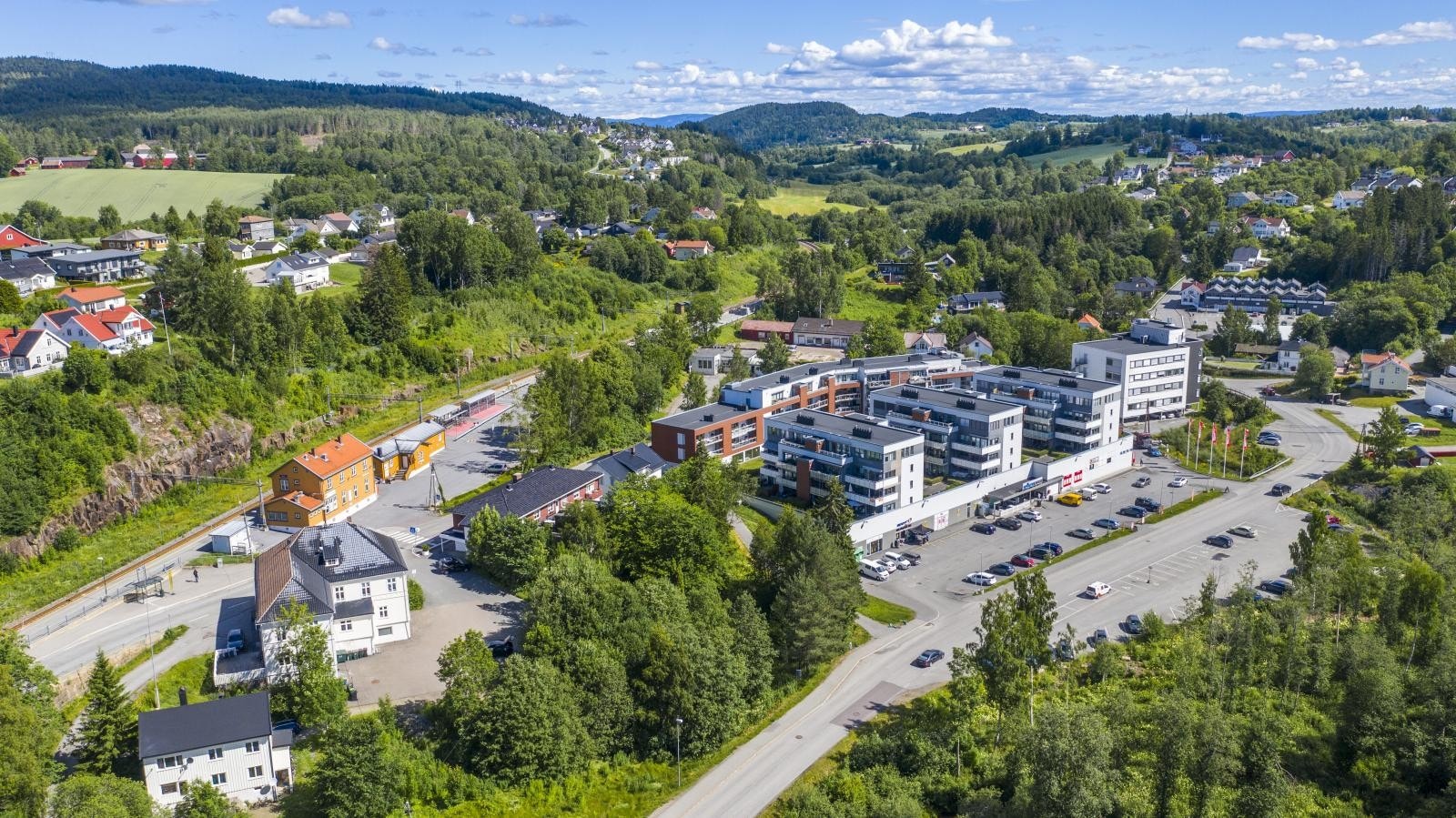 Tomtene ligger sentralt, med Røyken sentrum med kjøpesenter, forretninger og servicetilbud kun få minutter unna, som gjør hverdagslogistikken enklere. Det er også kort vei til skoler, barnehager og mange aktivitetstilbud. Galleribilde