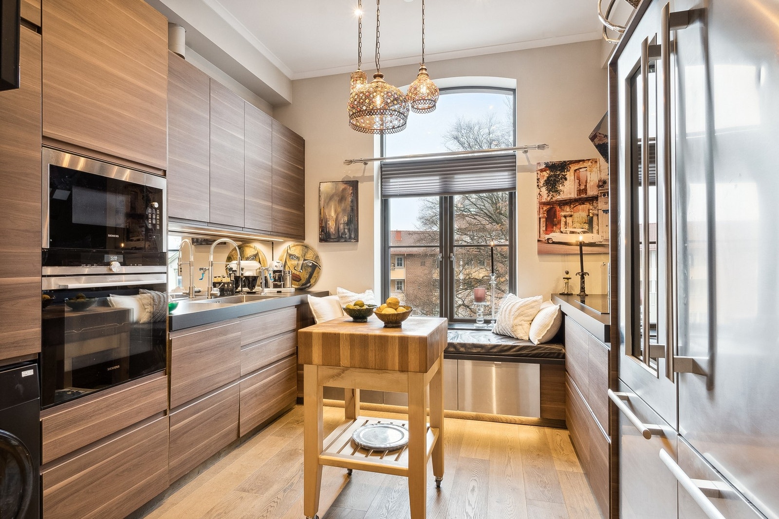 Fremviste hvitevarer på kjøkken som medfølger er; Scholtes skap, komfyr, microovn, komfyrtopp og oppvaskmaskin. Galleribilde