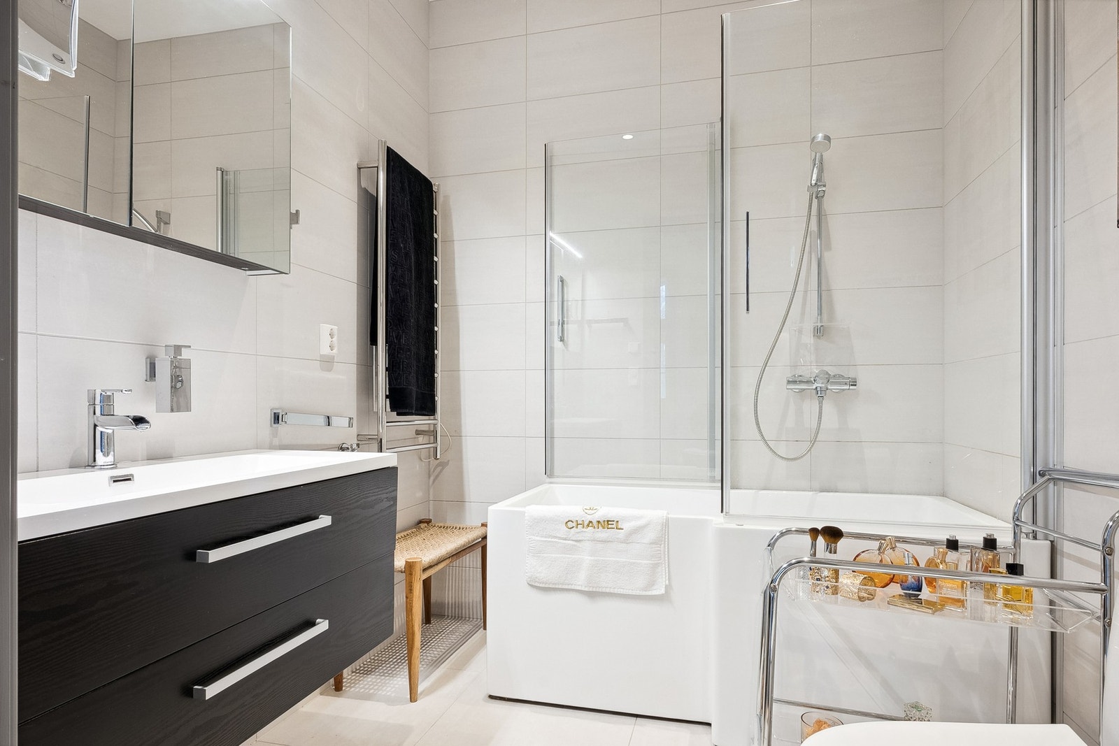 Lekkert, flislagt bad. Om ønskelig kan badekaret enkelt fjernes. Galleribilde