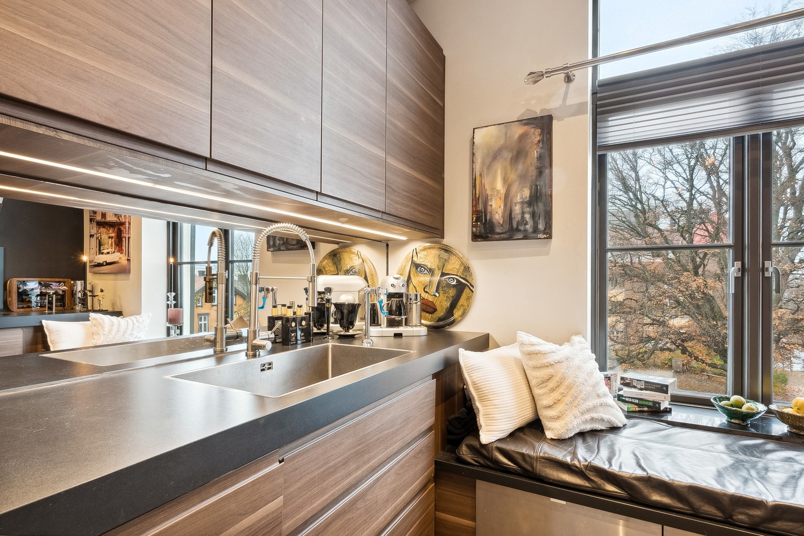 Det er lagt marmor i alle vindusposter. Galleribilde