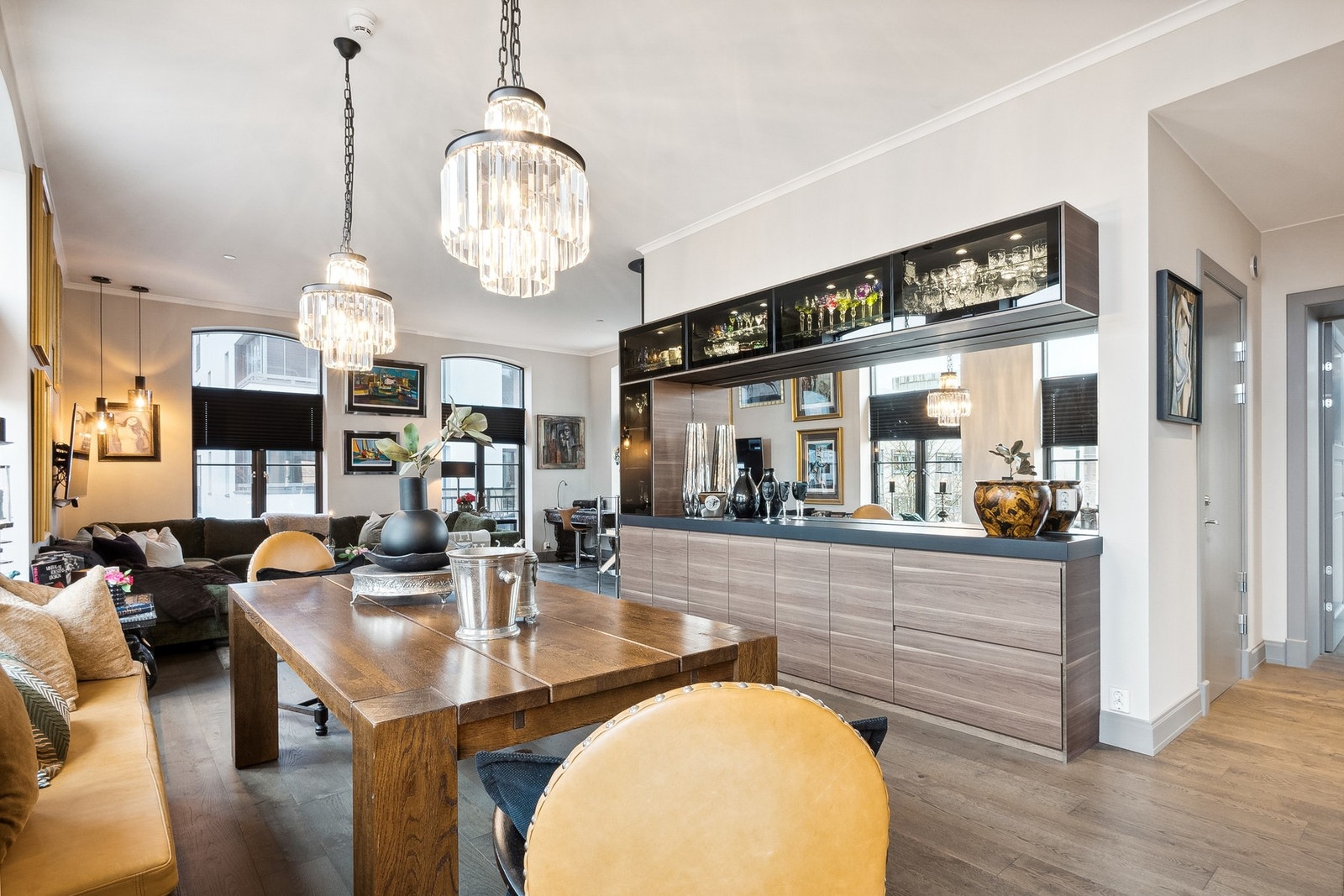 Innredningen i spisestuen er likt som kjøkkeninnredningen og medfølger. Galleribilde