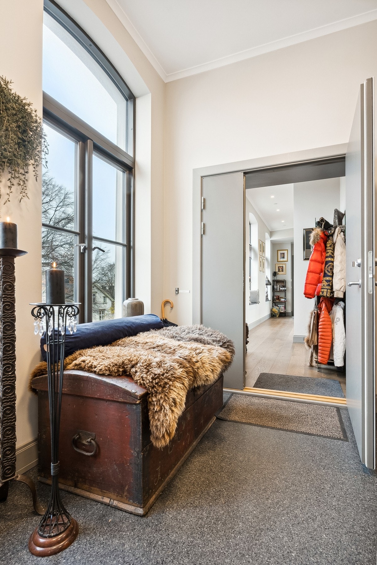 Inngang til leiligheten fra ærverdige fellesarealer. Dobbel inngangsdør. Galleribilde