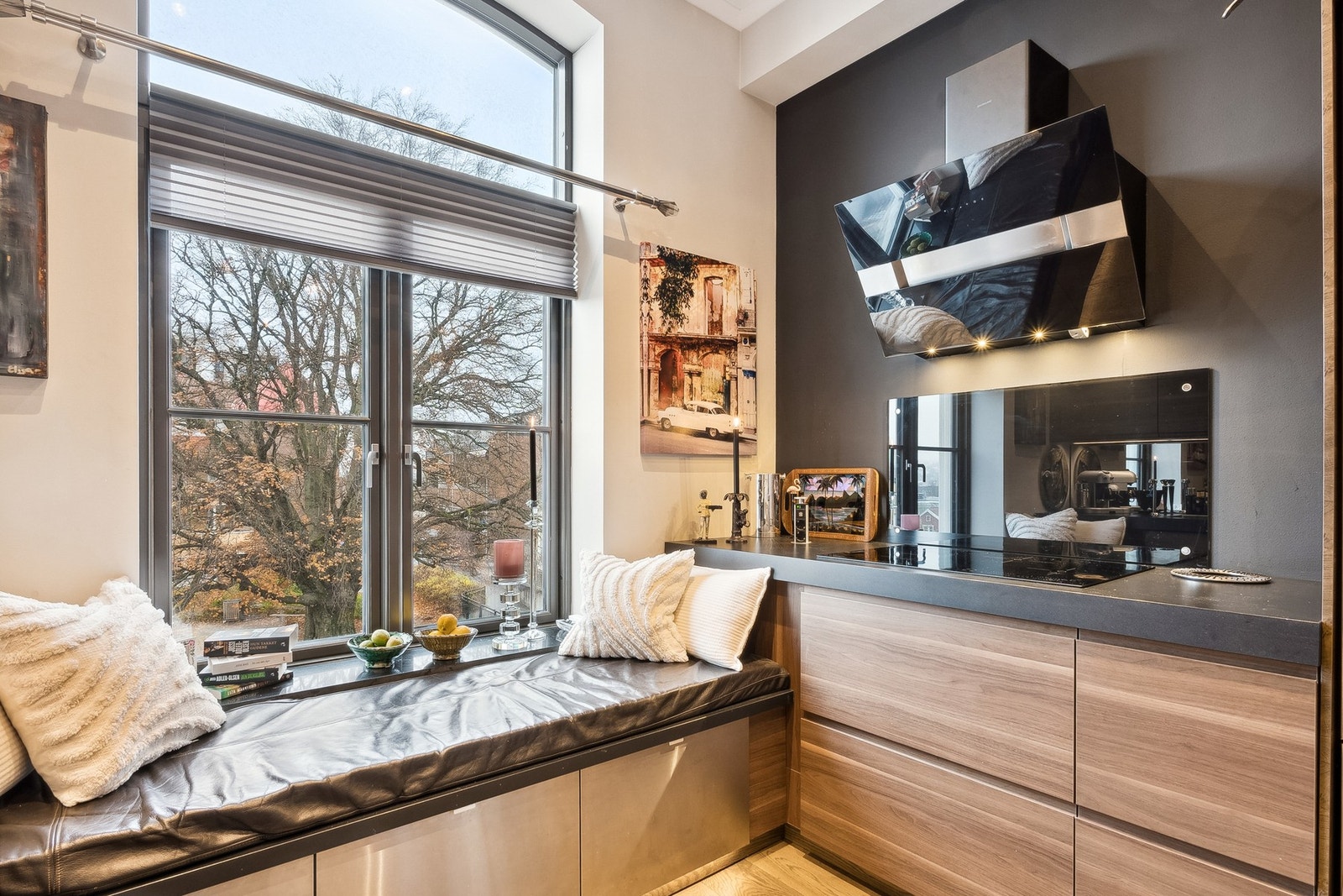 Fin plass ved vinduet til å følge med på bylivet. Galleribilde