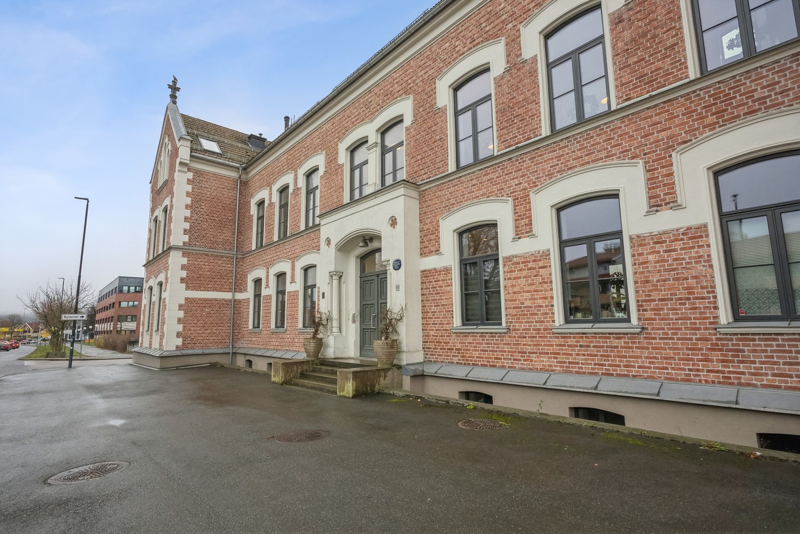 Byggeskikkprisen for 2017 ble 02.02.18 tildelt Betongbygg for den vellykkede ombyggingen / restaureringen av Pikeskolen. Galleribilde