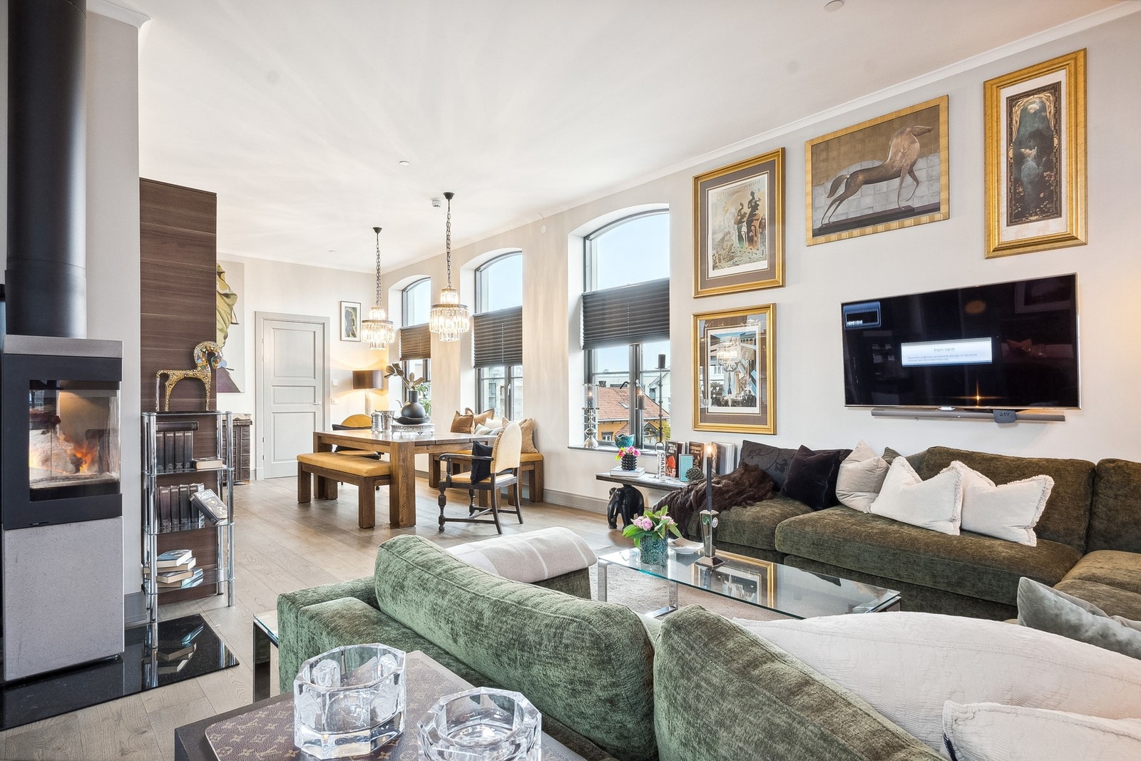 Det er i alt 4 tv-er montert i leiligheten med skjulte ledninger, som kan medfølge om ønskelig. Galleribilde