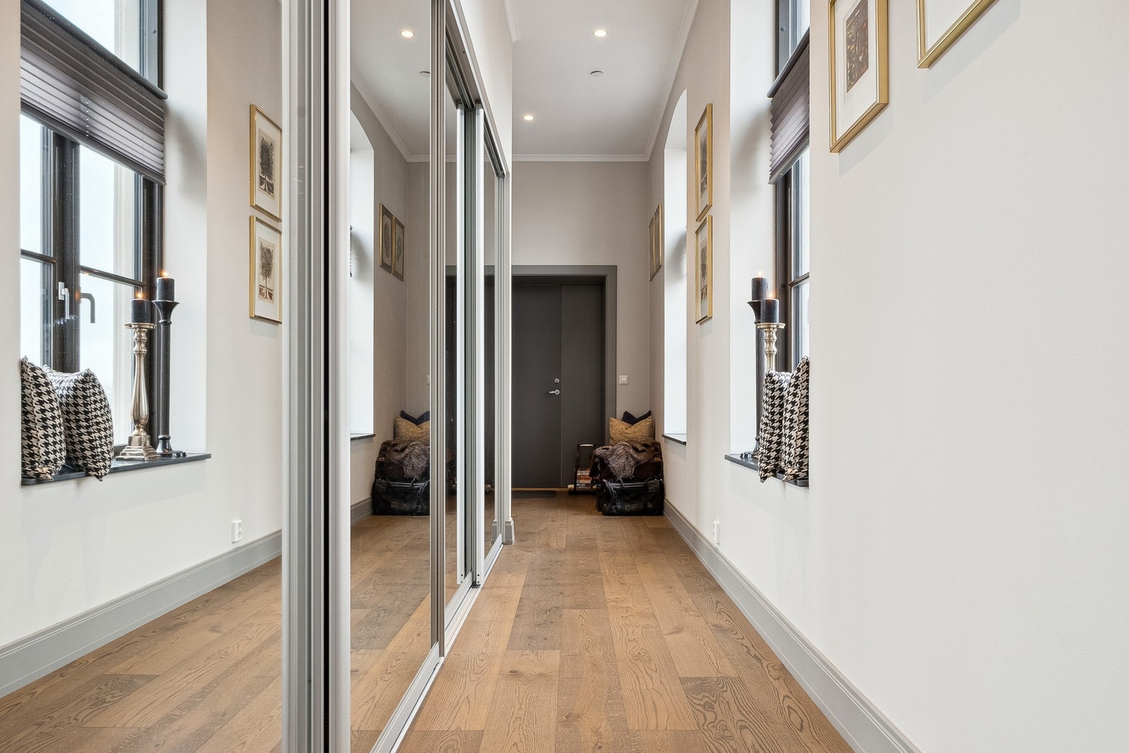 Hall med stor skyvedørsgarderobe med speildører Galleribilde