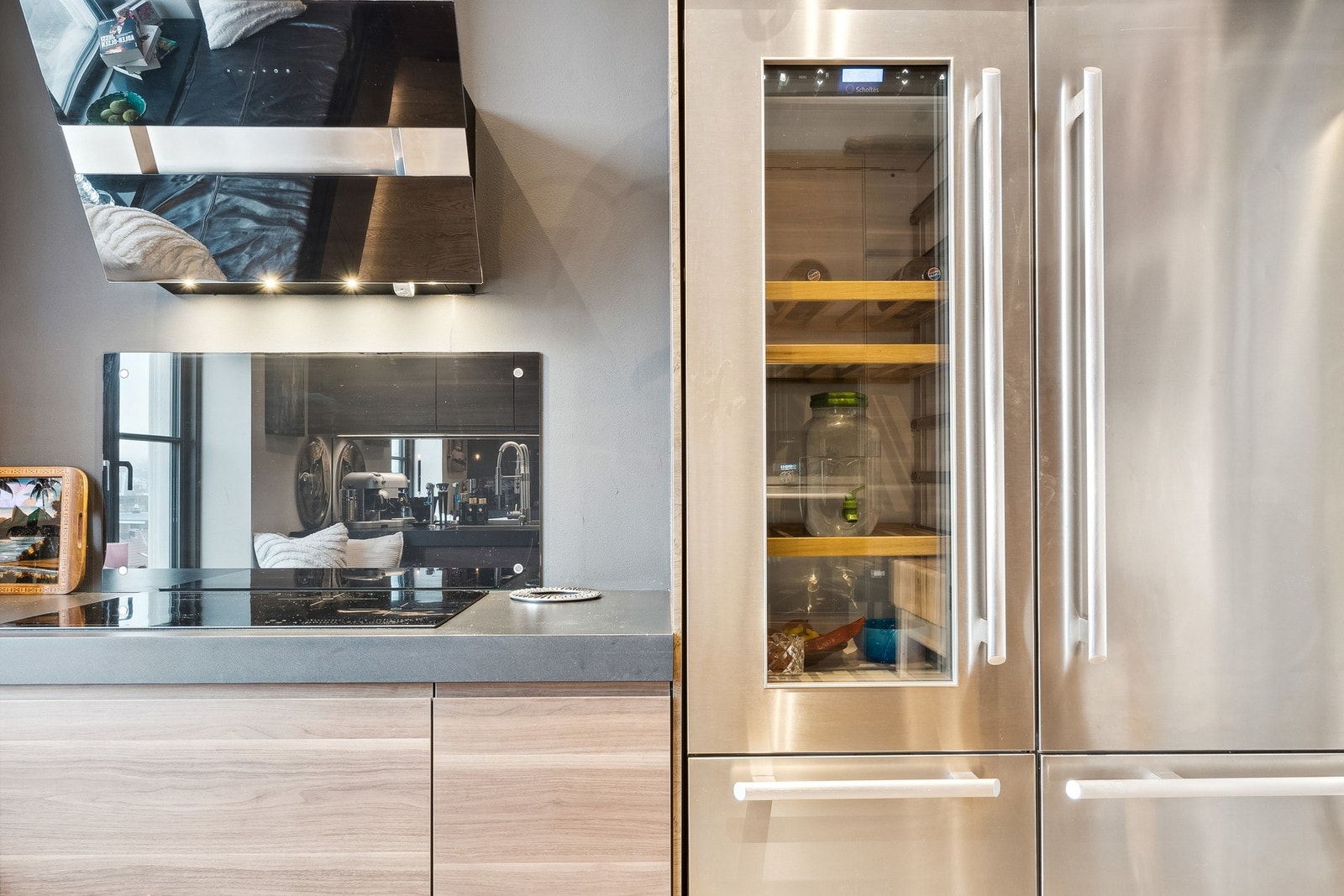 Scholtes skap med kjøl-, frys-, grønnsak-, ismaskin- og vinskap i ett medfølger, ny pris ca kr 200 000,-. Galleribilde