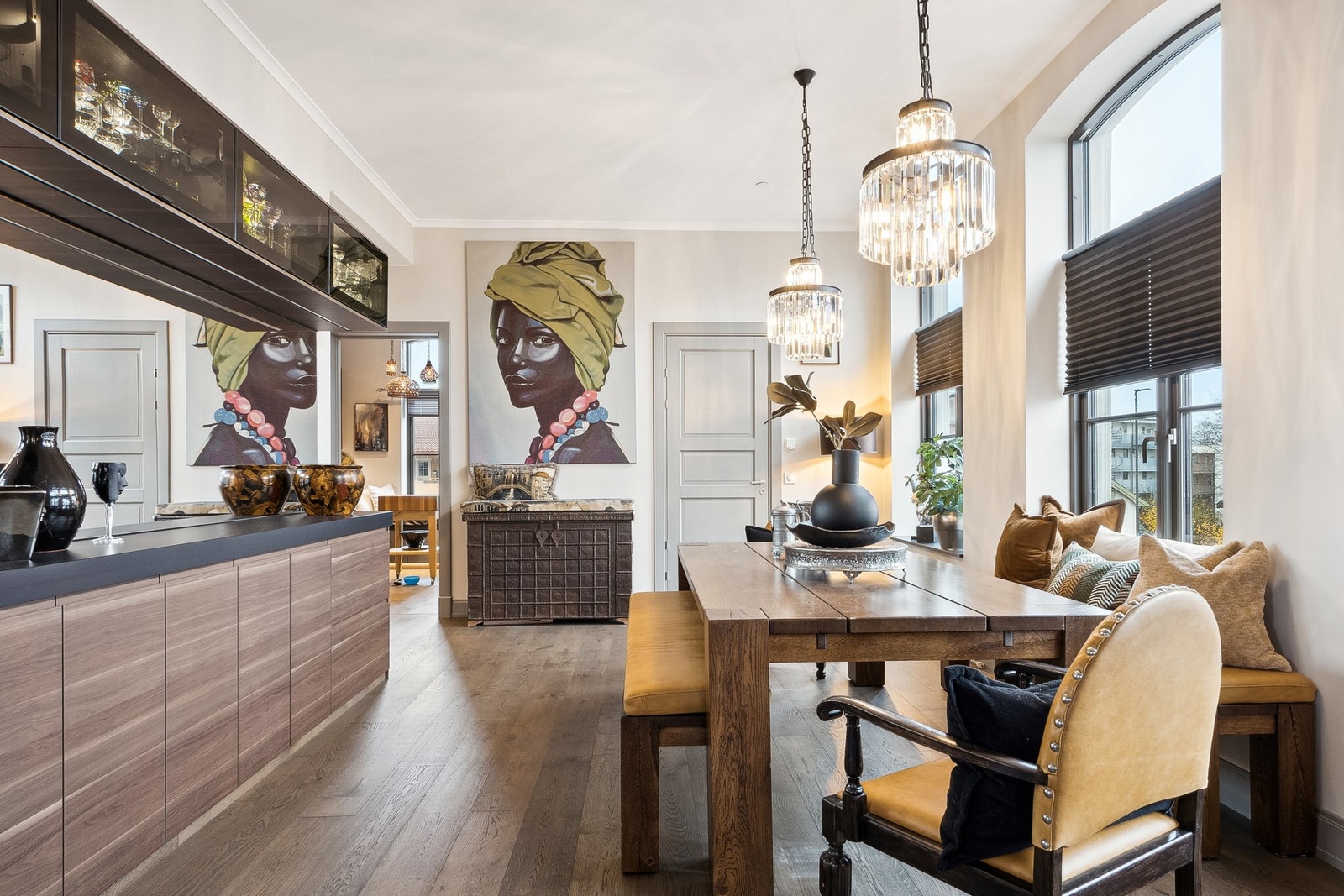 Om ønskelig kan du også kjøpe inventaret, lamper og møbler. Her vises spisestuen med benker og stoler som er trukket om i skinn. Galleribilde