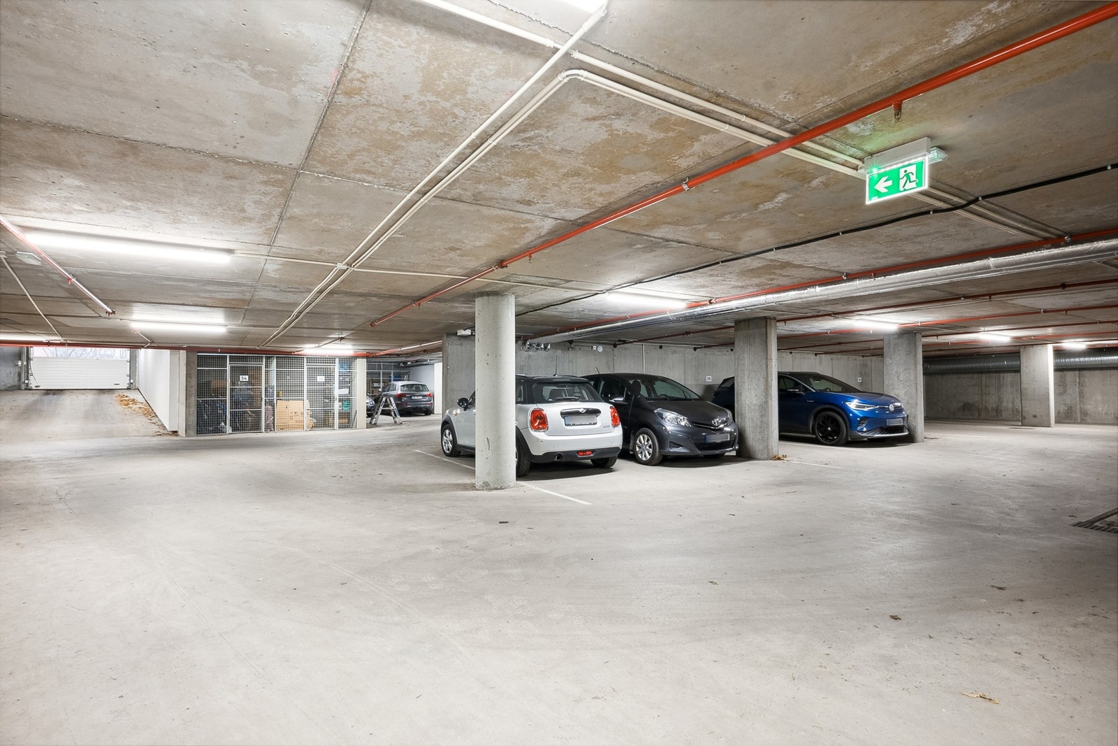 Det medfølger 1 biloppstillingsplass i felles garasje, samt 1 innvendig bod i kjeller. Galleribilde