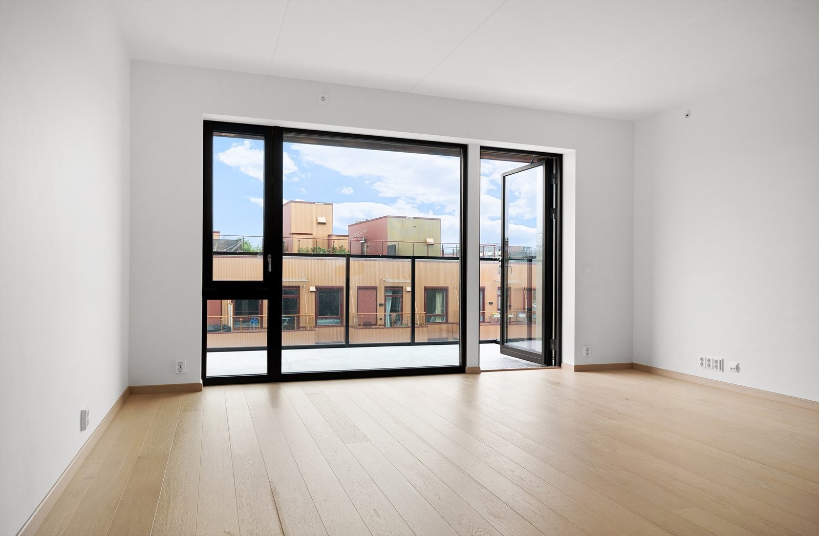 I stuen er det store vindusflater kombinert med god takhøyde- dette gir rommet et luftig inntrykk. Galleribilde