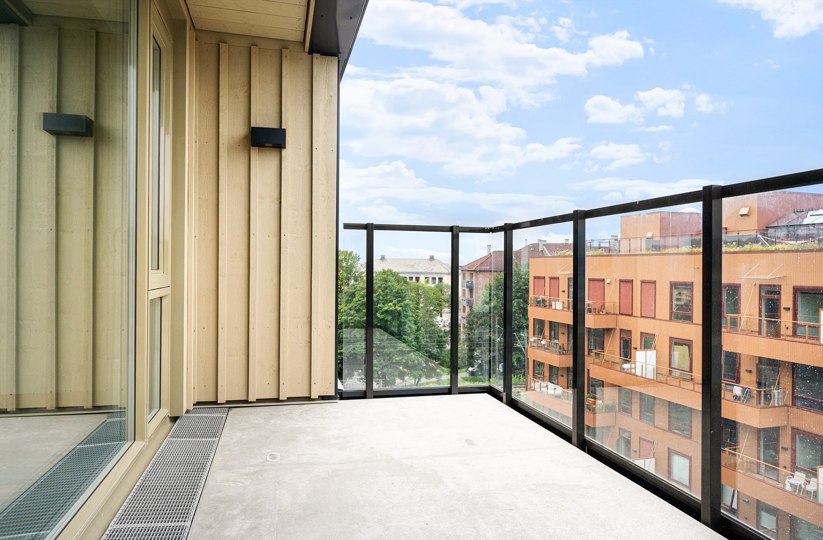 Stor balkong med god plass til tilhørende utemøblement. Galleribilde