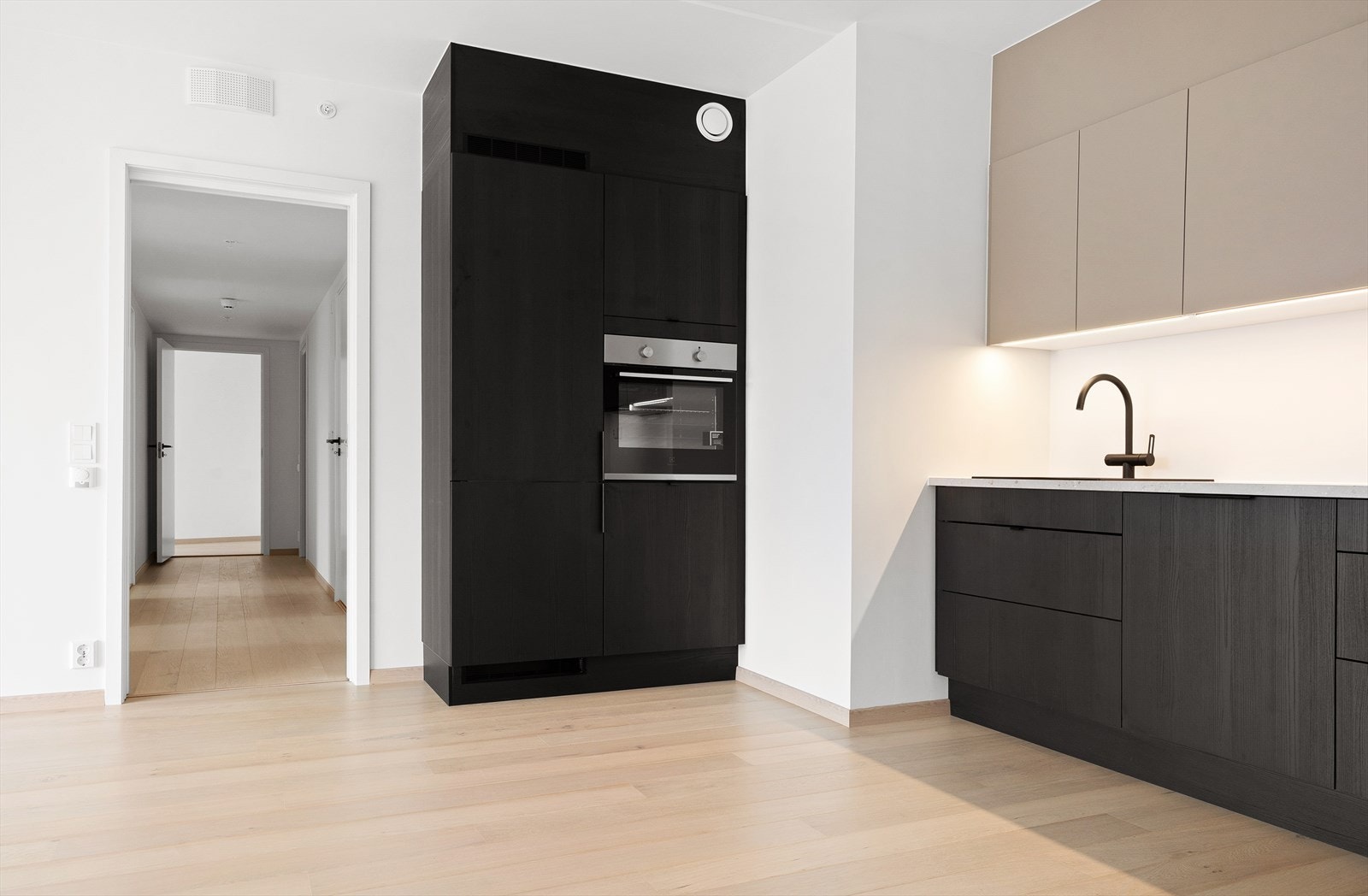 Nydelig fronter i dempet sort med integrerte hvitevarer. Galleribilde