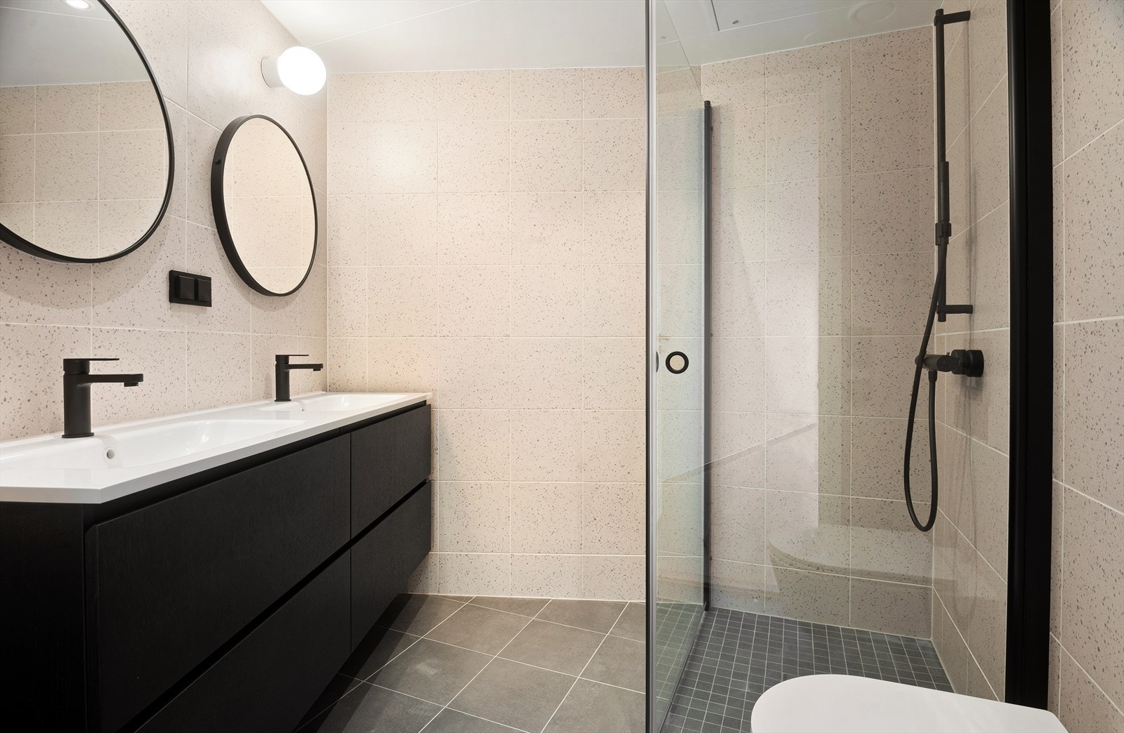 Stilig baderom med gjennomtenkte materialvalg - Dobbel servant, dusj og toalett. Galleribilde