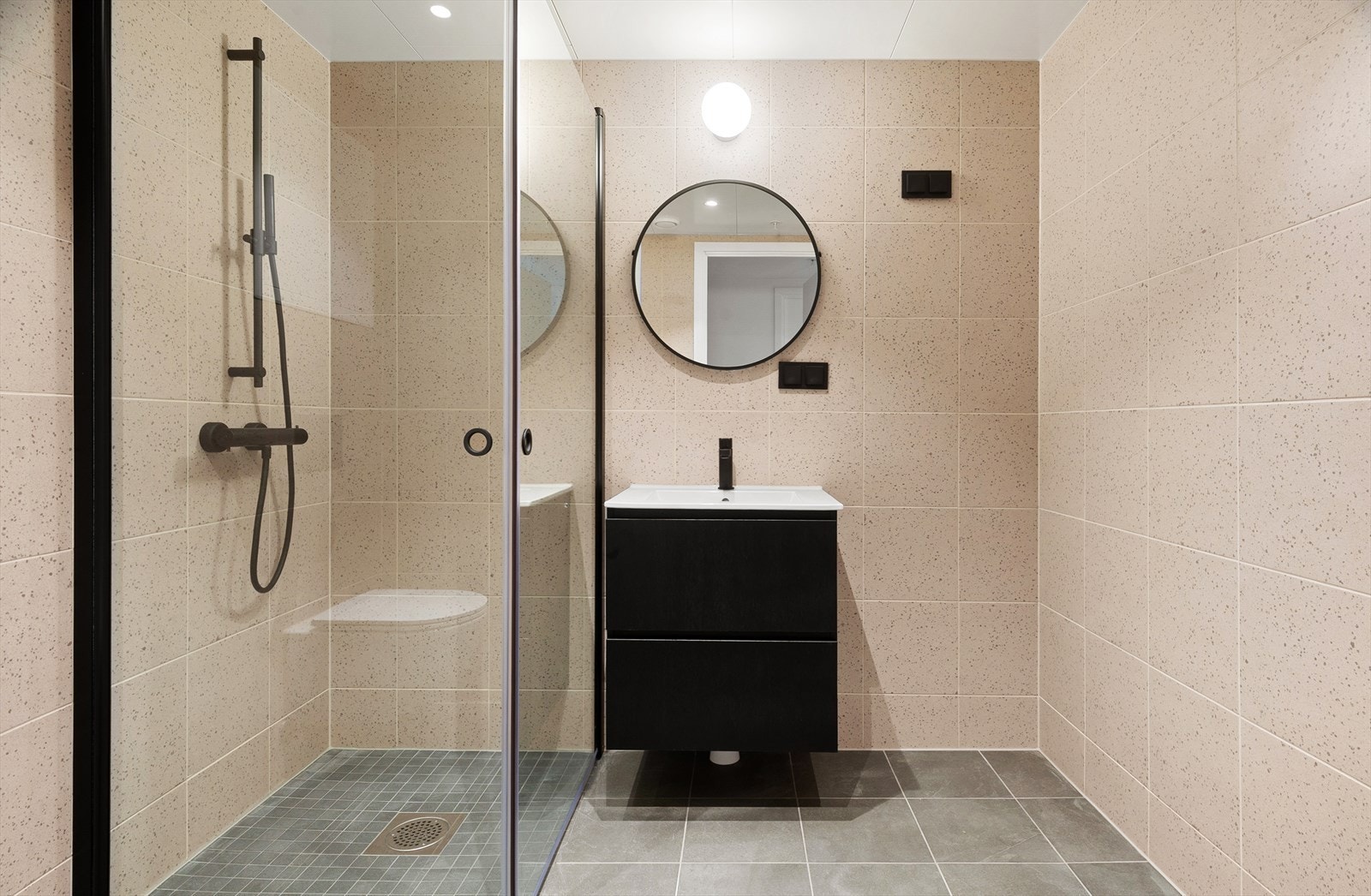 Baderom 2 er også av god størrelse - Dusj, toalett og servant. Galleribilde