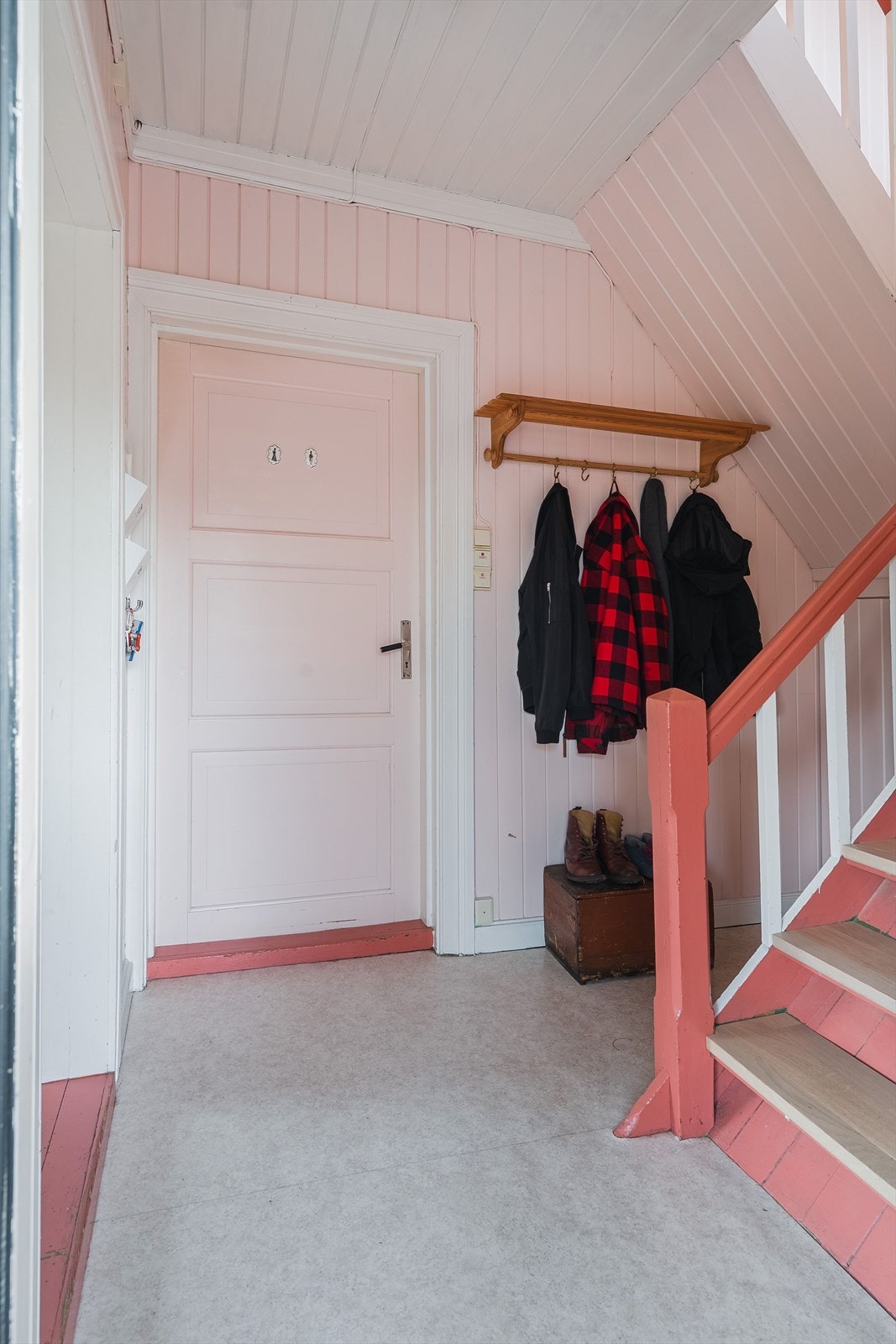 Når du entrer boligen kommer du inn i en sjarmerende gang med plass til sko og oppheng av yttertøy. Galleribilde