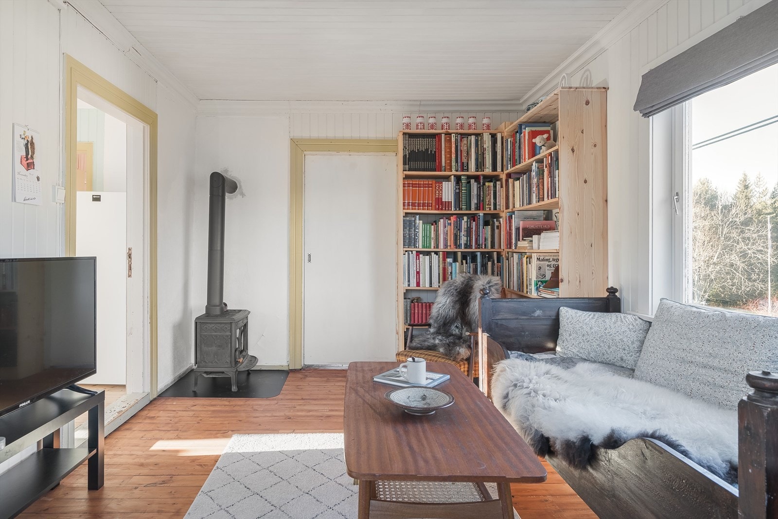 I hjørnet av rommet er det en koselig vedovn som ble montert i 2023. Galleribilde