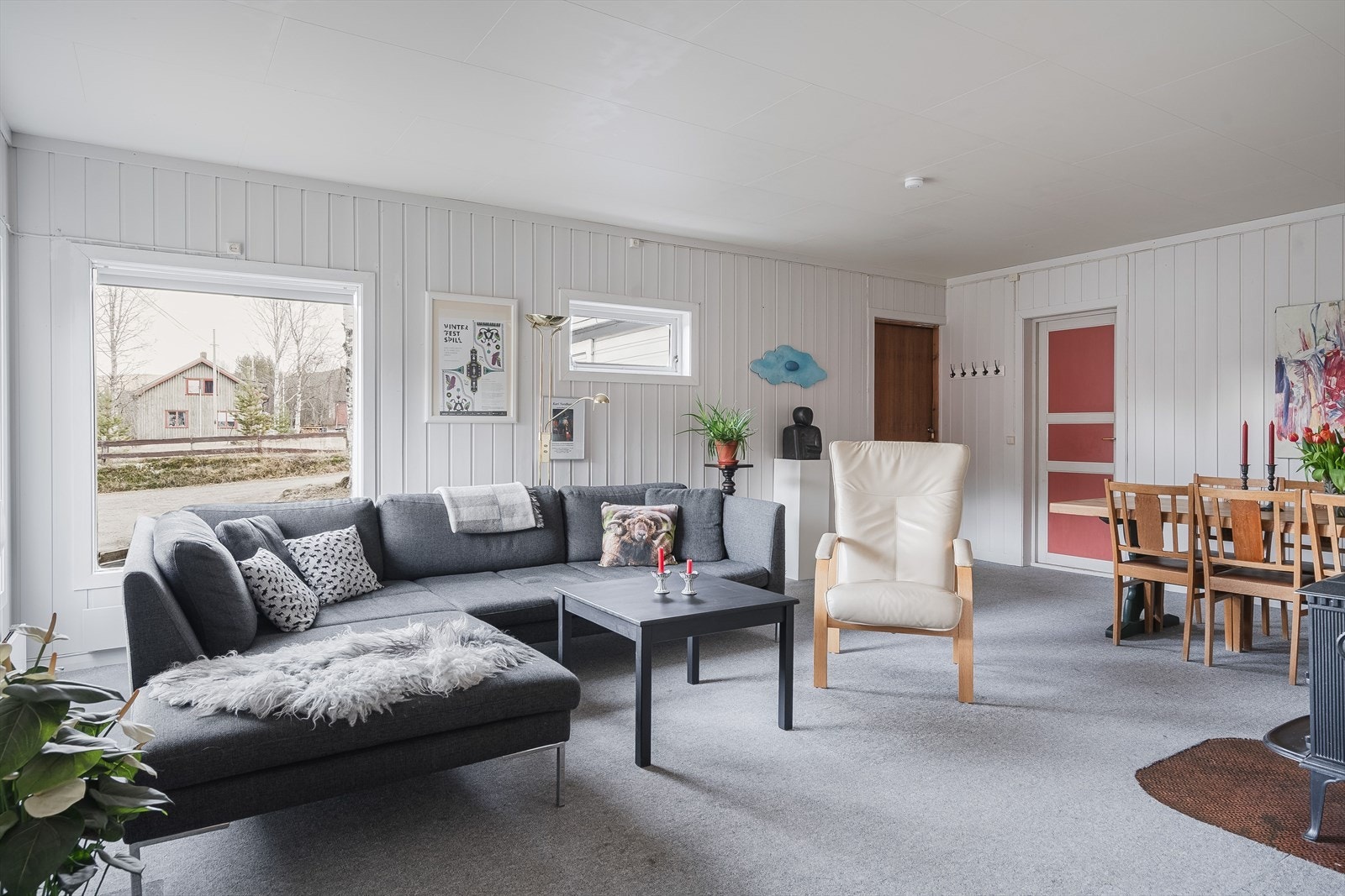 Stuen er romslig med god plass til både sofagruppe med salongbord og et stort spisebord. Galleribilde