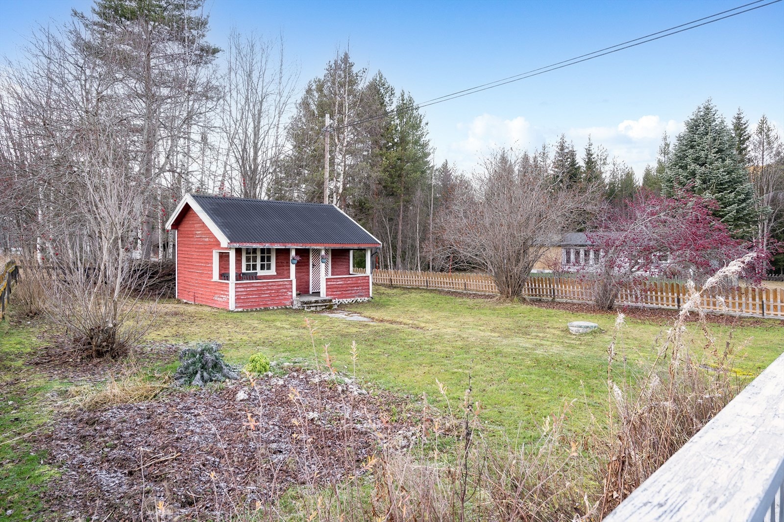 Eiendommen er også bebygd med et anneks på 14m² som består av to lagerrom. Galleribilde