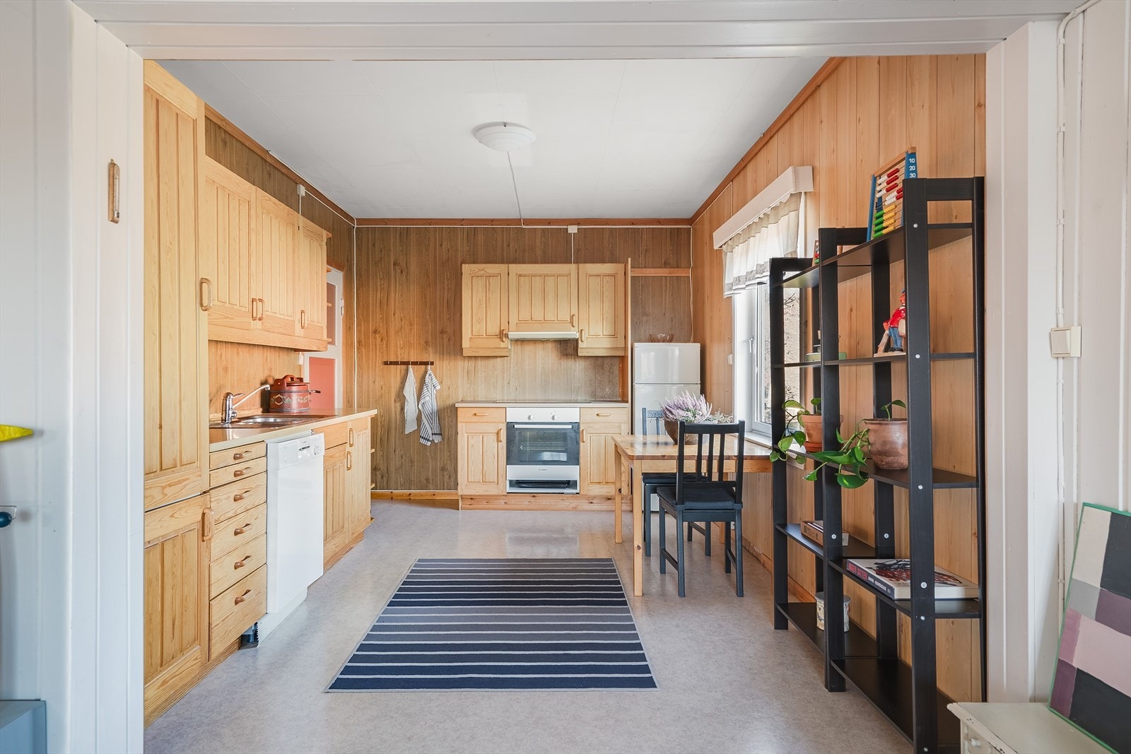 Velholdt kjøkkeninnredning med god skap- og benkeplass. Ved vindusflaten er det plass til et koselig frokostbord som gjør at også kjøkkenet blir et naturlig oppholdsrom. Galleribilde