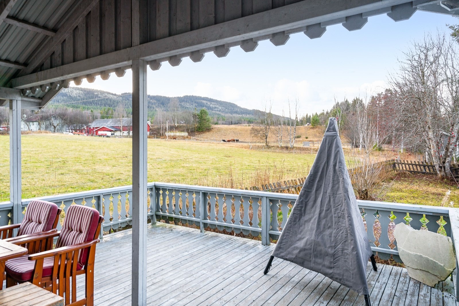Ved inngangspartiet er det en solrik vestvendt terrasse på 23m². Beliggenheten mot vest sørger for gode solforhold til sent på kveld og det er hyggelig og naturskjønt utsyn. Galleribilde