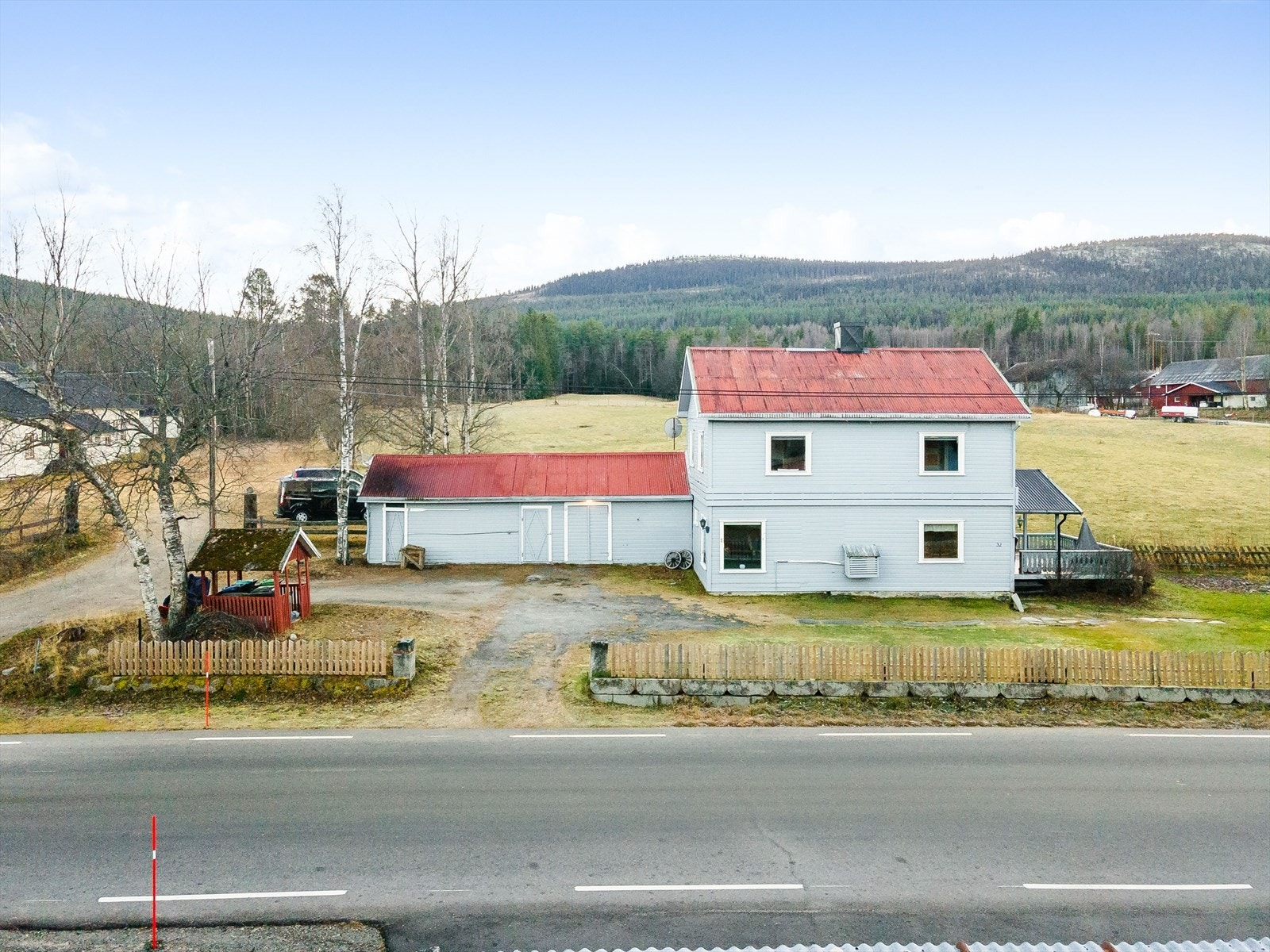 Inntilbygget garasje, bod og verksted som har videre adkomst til stuen i 1. etasje. Galleribilde