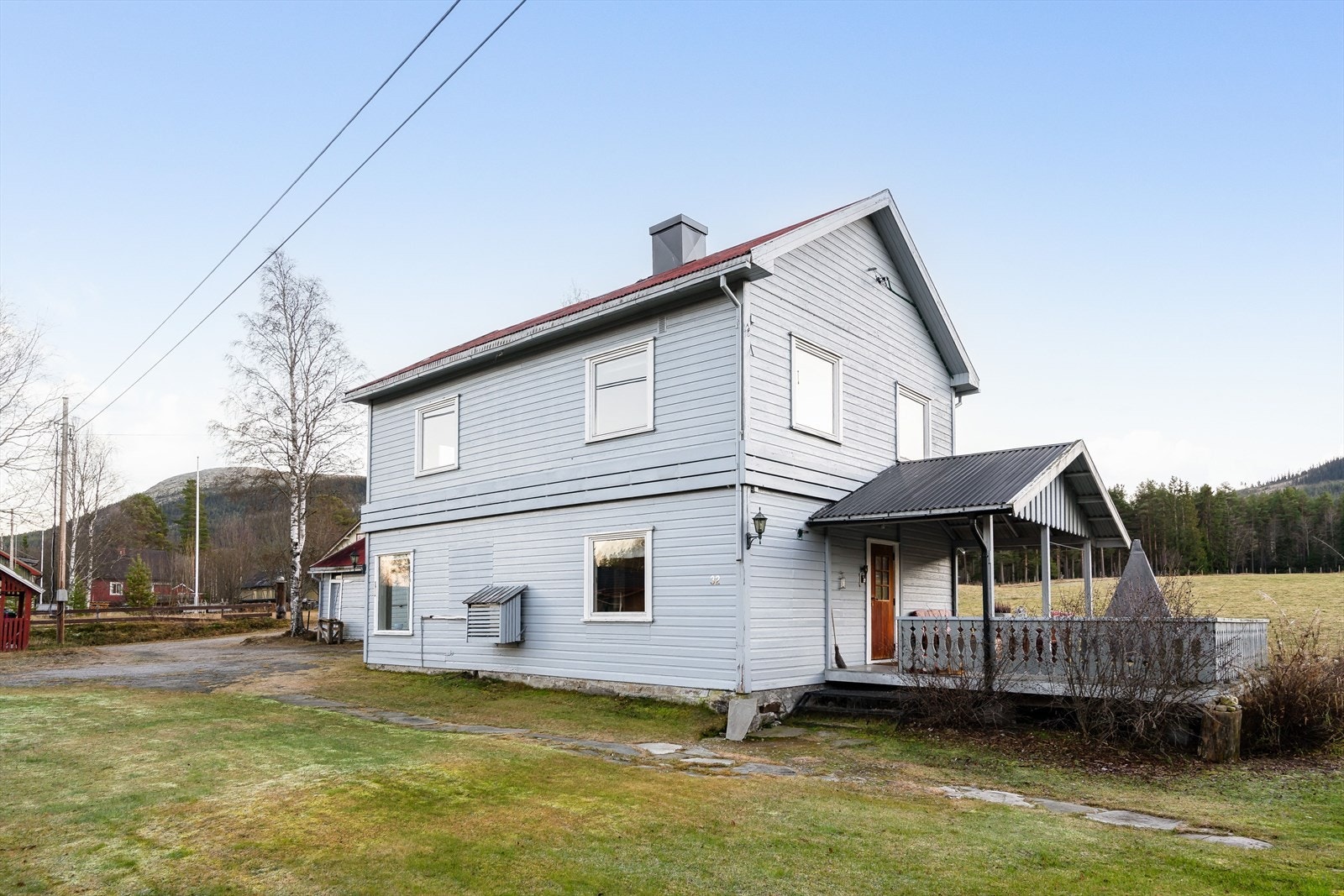 Eiendommen er delvis innhegnet med gjerde. Stiparti belagt med steinheller. Galleribilde