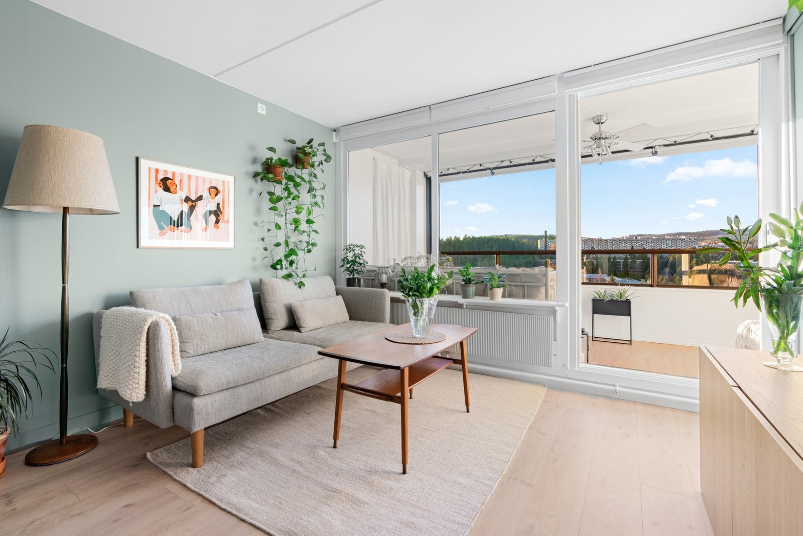 PrivatMegleren ved eiendomsmegler Amalie Nyhus har gleden av å ønske velkommen til visning av en innbydende toppleilighet på Ammerud. Galleribilde