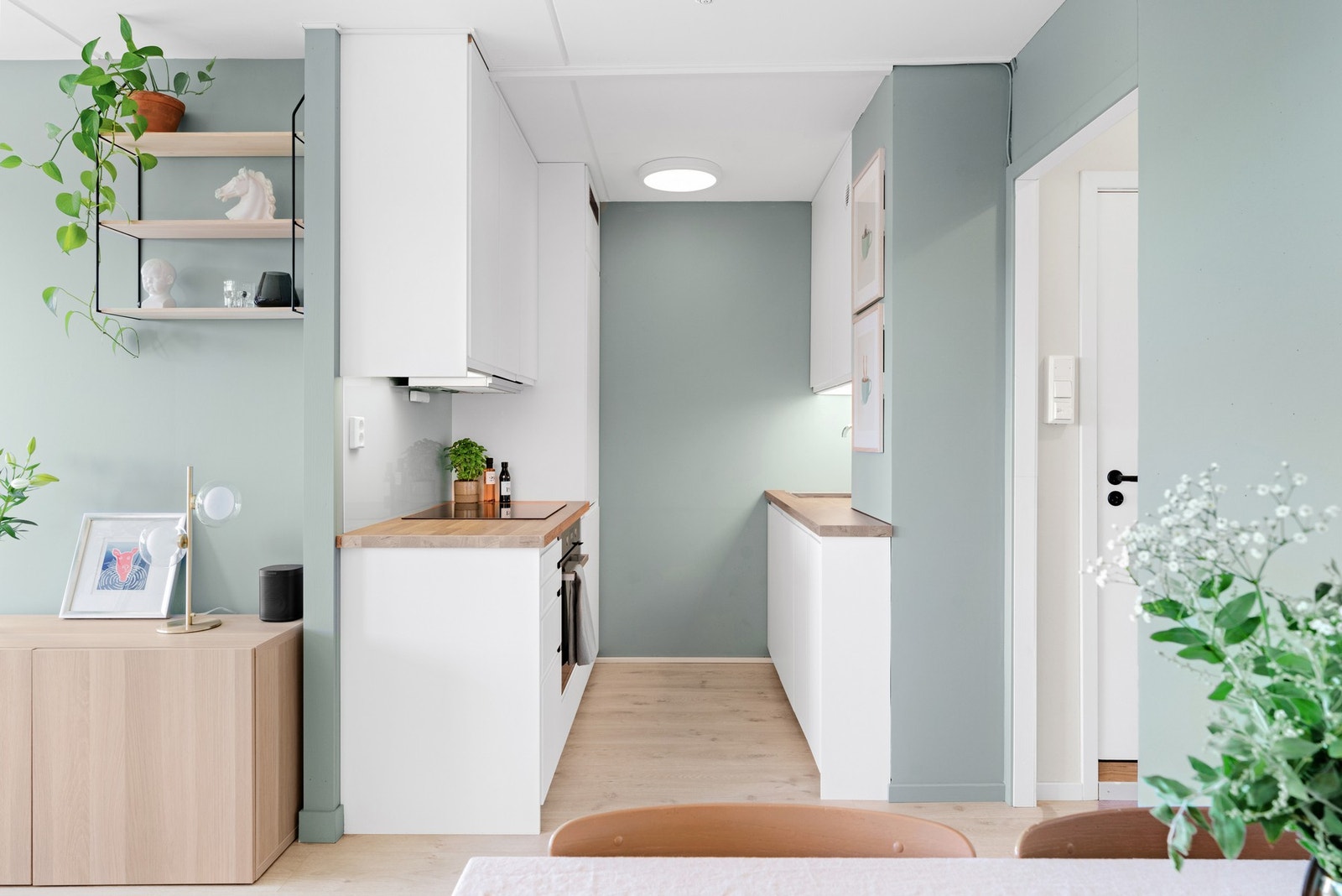 Det ble satt inn nytt kjøkken fra IKEA under oppussingen i 2020. Innredningen er tilpasset for å gi mest mulig oppbevaring. Galleribilde