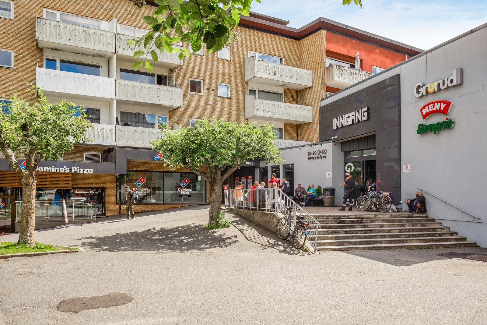 Grorud Nærsenter ligger innenfor ti minutters gange fra leiligheten. Her finnes ulike butikker, blomsterbutikk, vinmonopol, apotek og flere serveringssteder. Galleribilde
