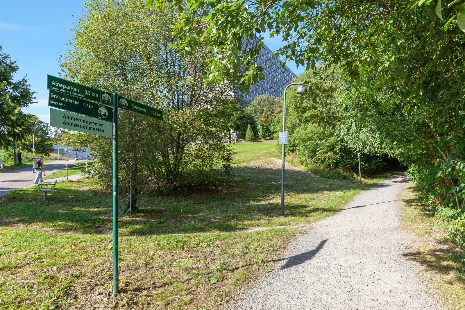 Det er anlagt flere turstier i nabolaget og det er kort vei til Lillomarka. Galleribilde