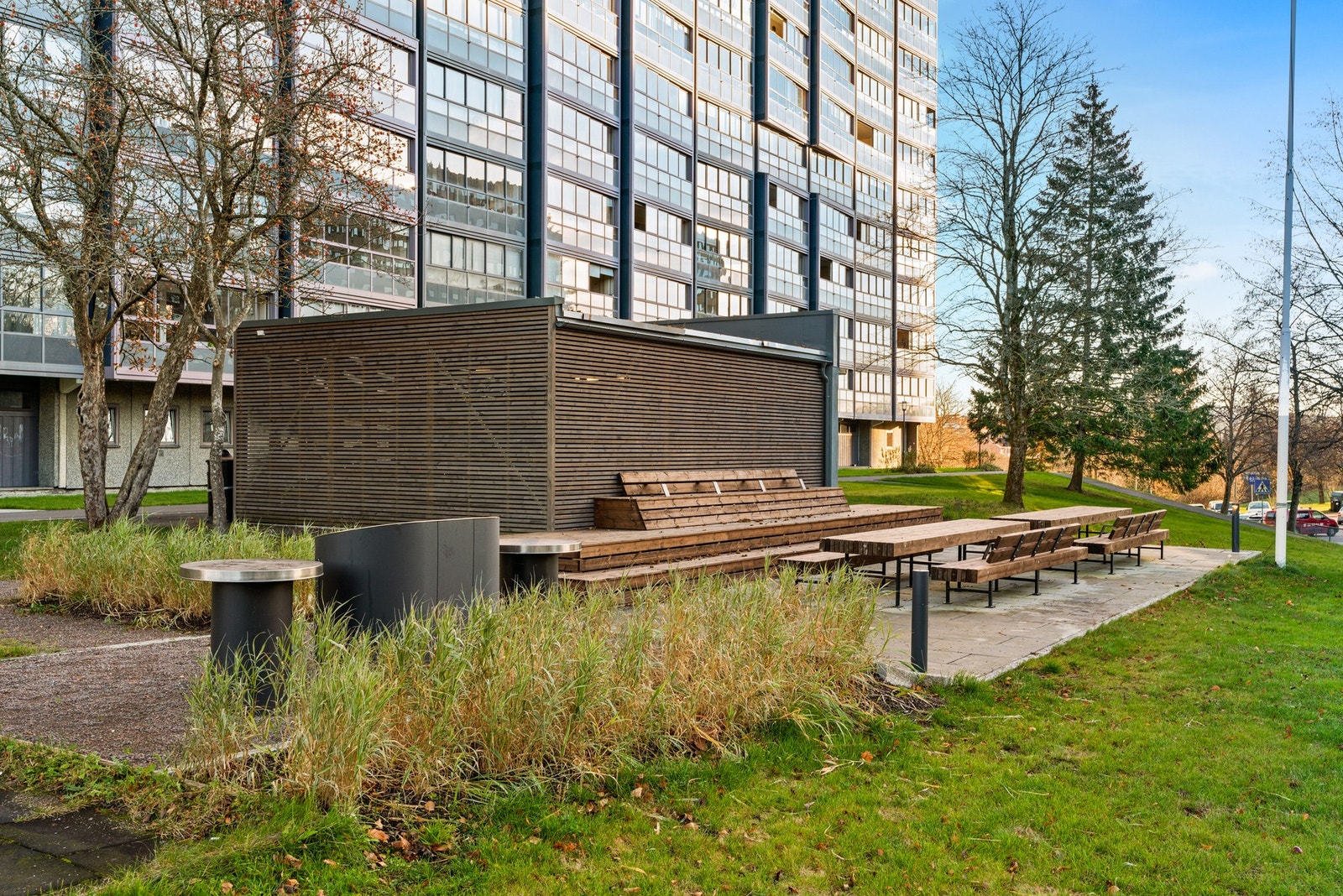 Rundt blokkene er det store grøntarealer som er pent opparbeidet med sittegrupper, plen og beplantning. Det er mulighet til å leie parkering- og garasjeplass. Galleribilde