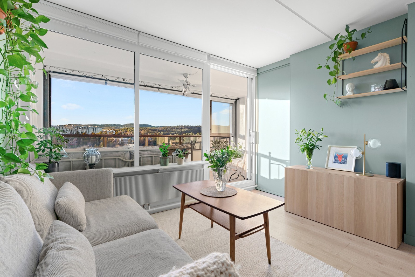 Fantastisk utsikt - også fra sofahjørnet. Vinduene på balkongen kan skyves til siden. Galleribilde