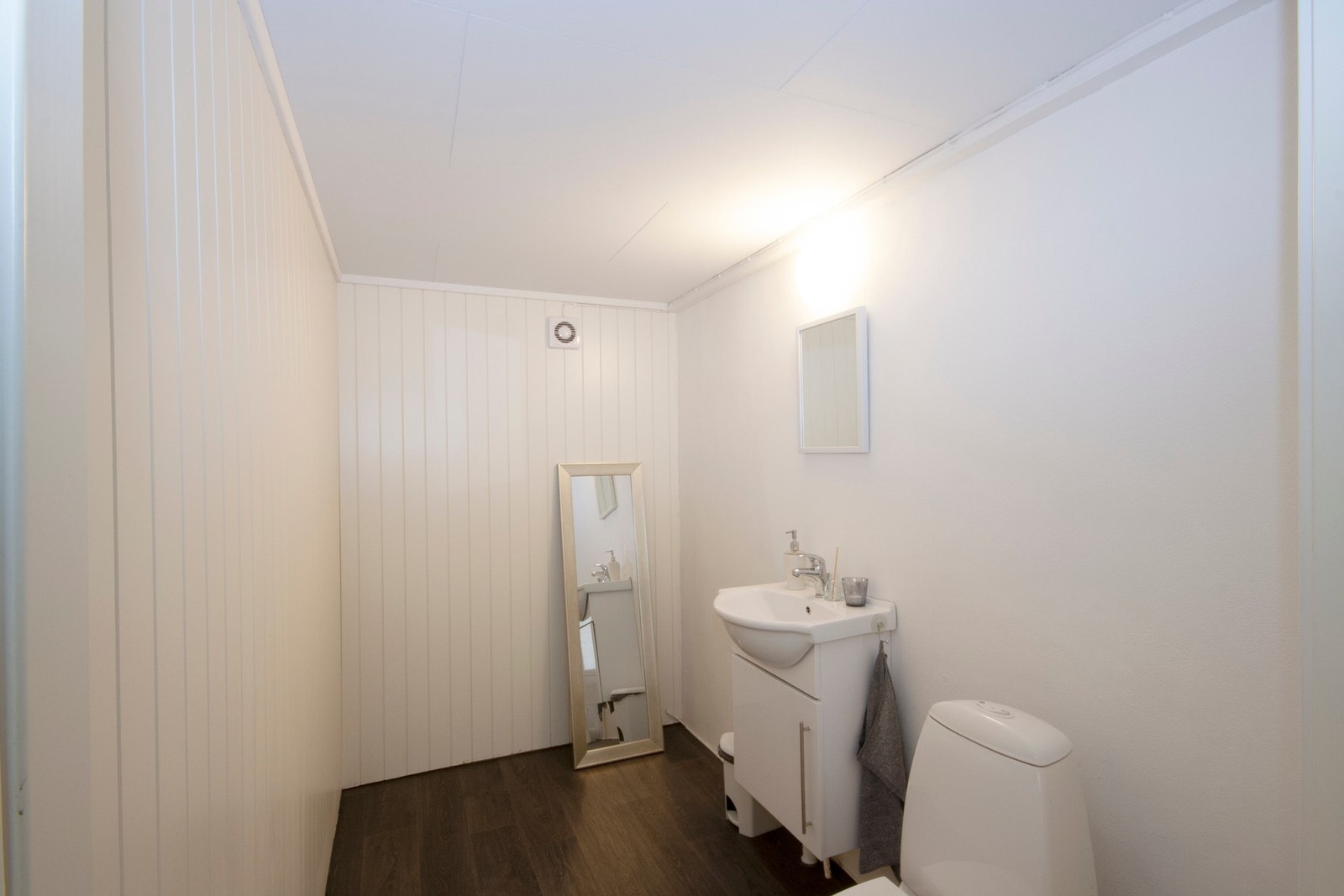 Toalettrom i kjeller (Innredning av kjeller er ikke byggesøkt hos kommunen). Galleribilde