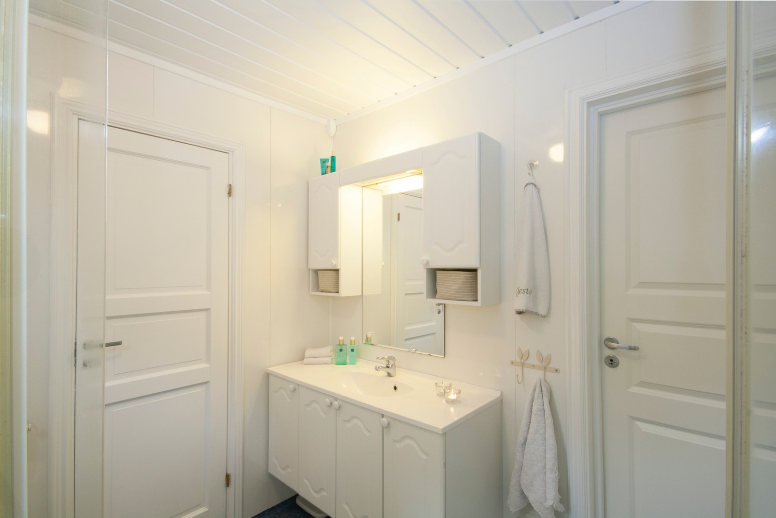 Baderom i første etasje har en romslig innredning. Det er gulvmontert toalett og dusjkabinett. Galleribilde