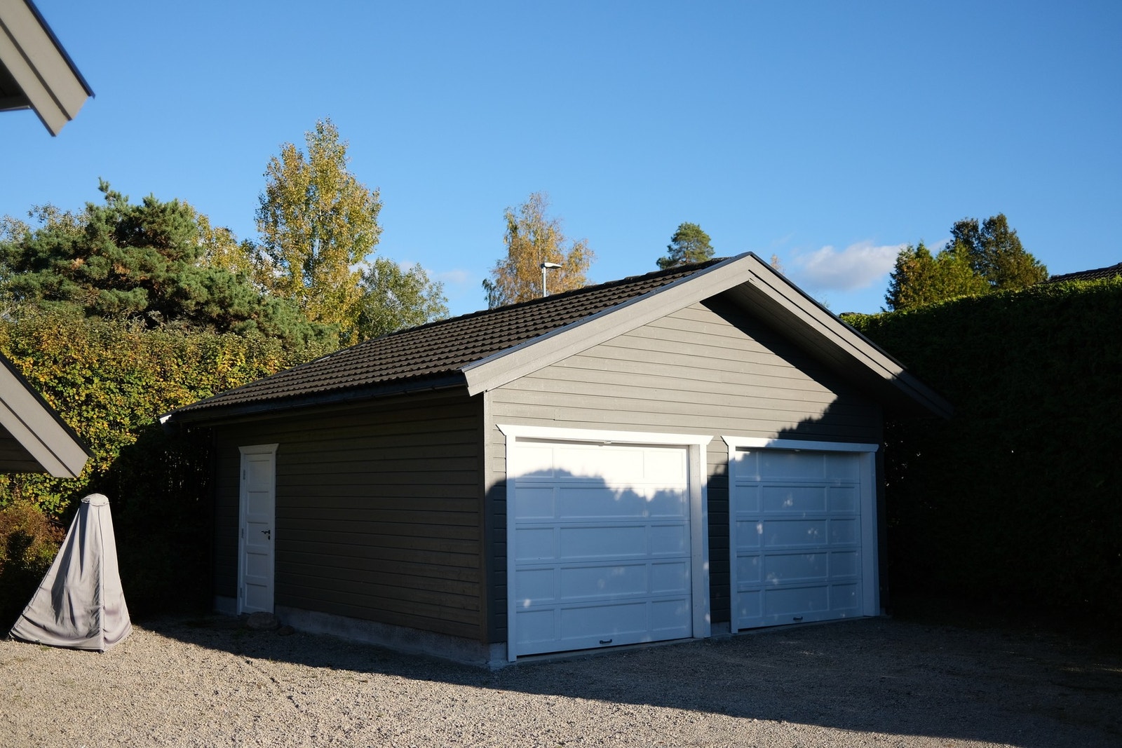 Dobbel garasje med leddport og sidedør. Galleribilde