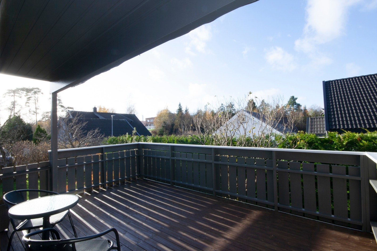 Veranda med adkomst fra stuen og fra hagen. Dels overbygg gjør at man sitter lunt og skjermet her. Galleribilde